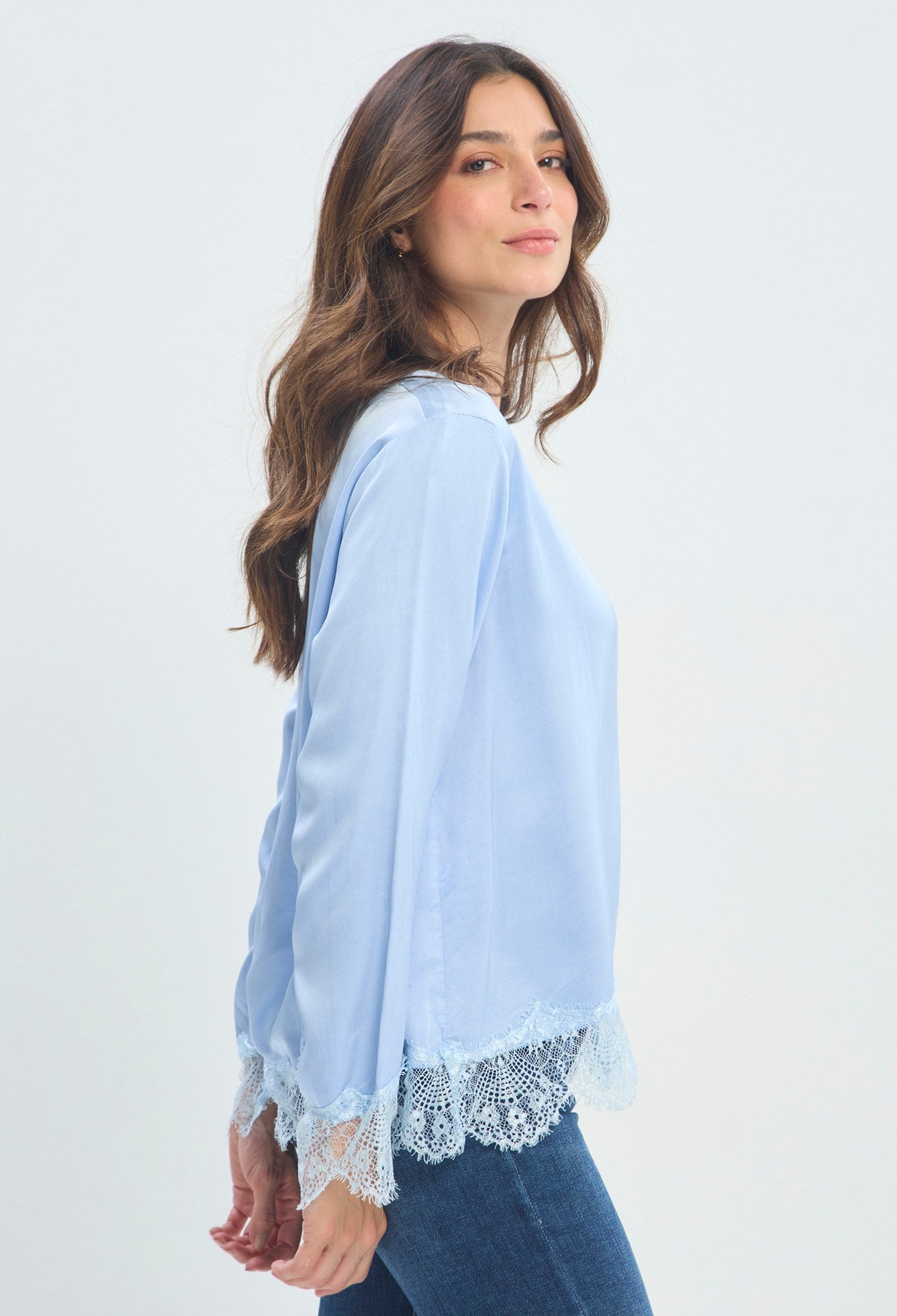 Blusa Satinada con Encaje celeste sale BYBLA - vista 2