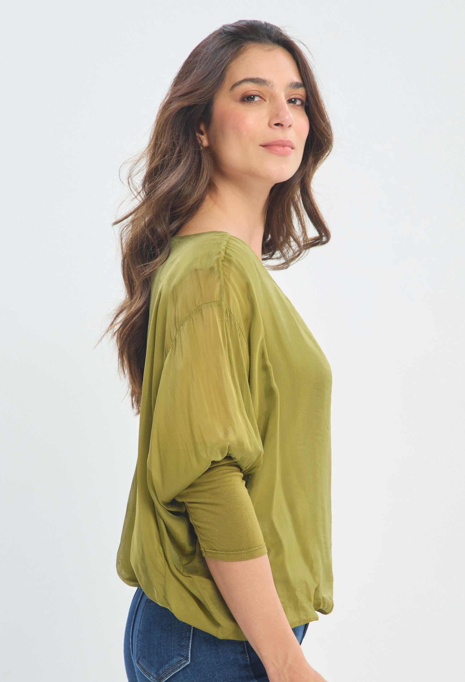 Blusa Satinada Escote Barco verde oliva BYBLA - vista 2