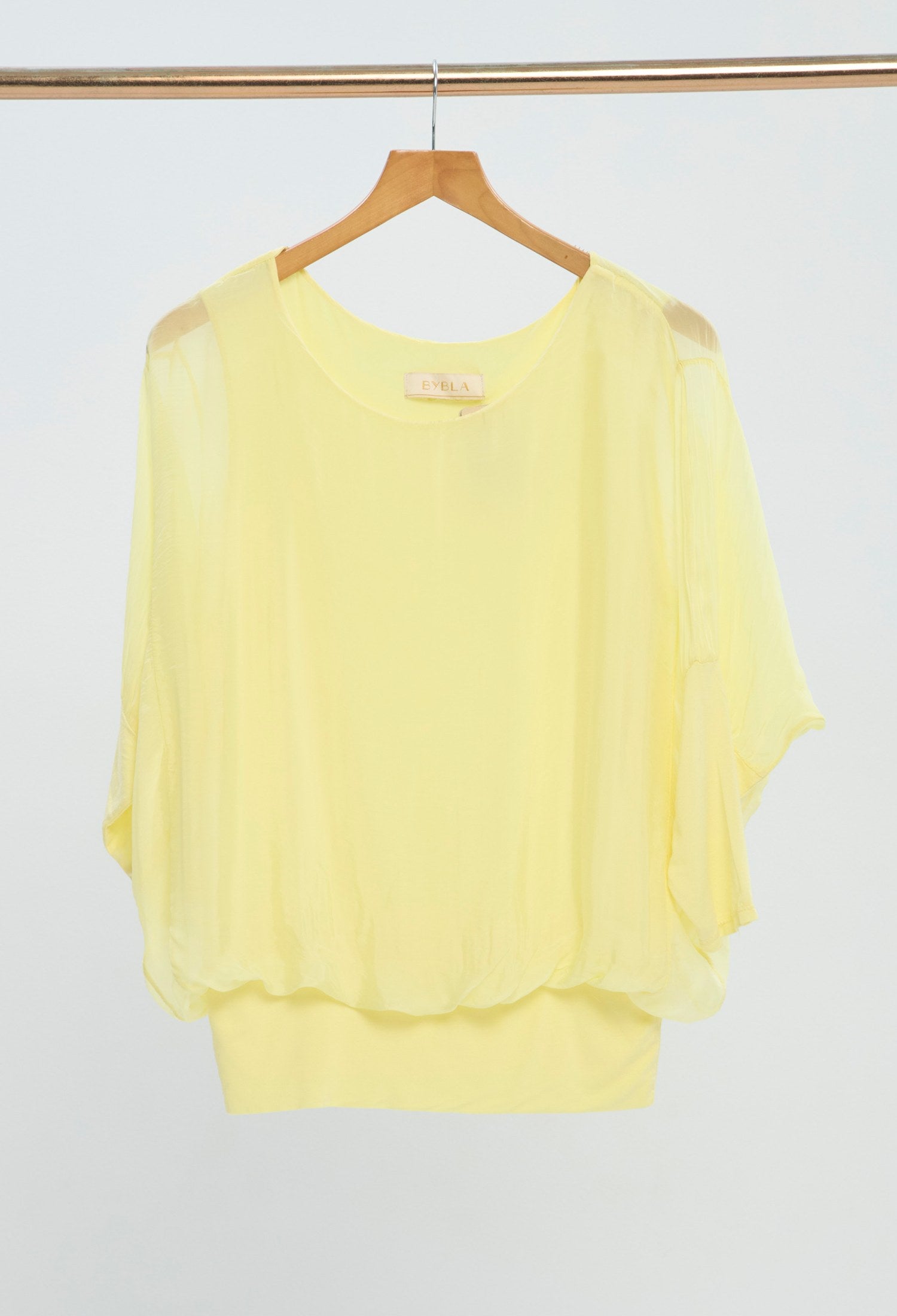 Blusa Satinada Escote Barco amarillo pastel BYBLA