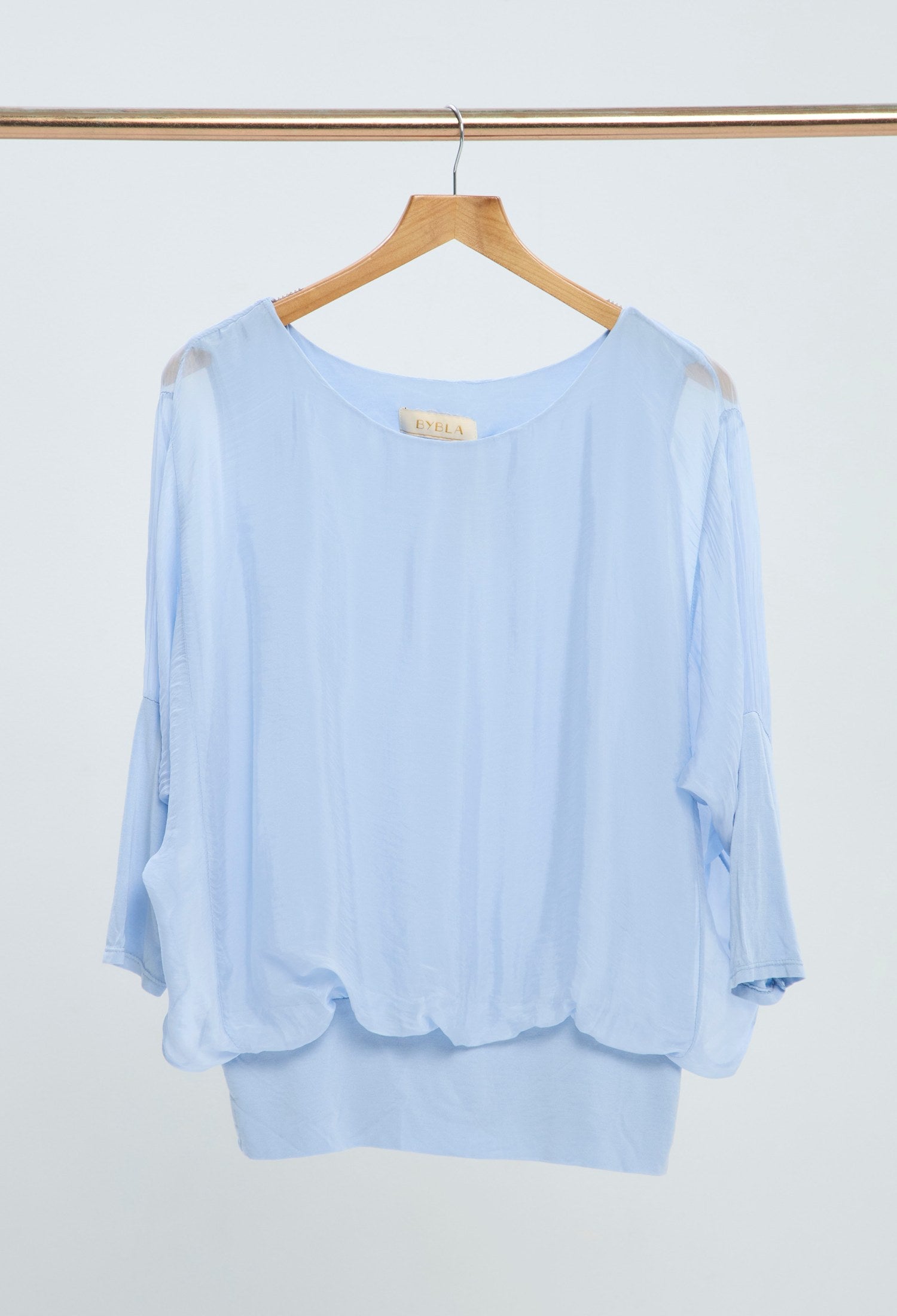 Blusa Satinada Escote Barco azul cielo BYBLA