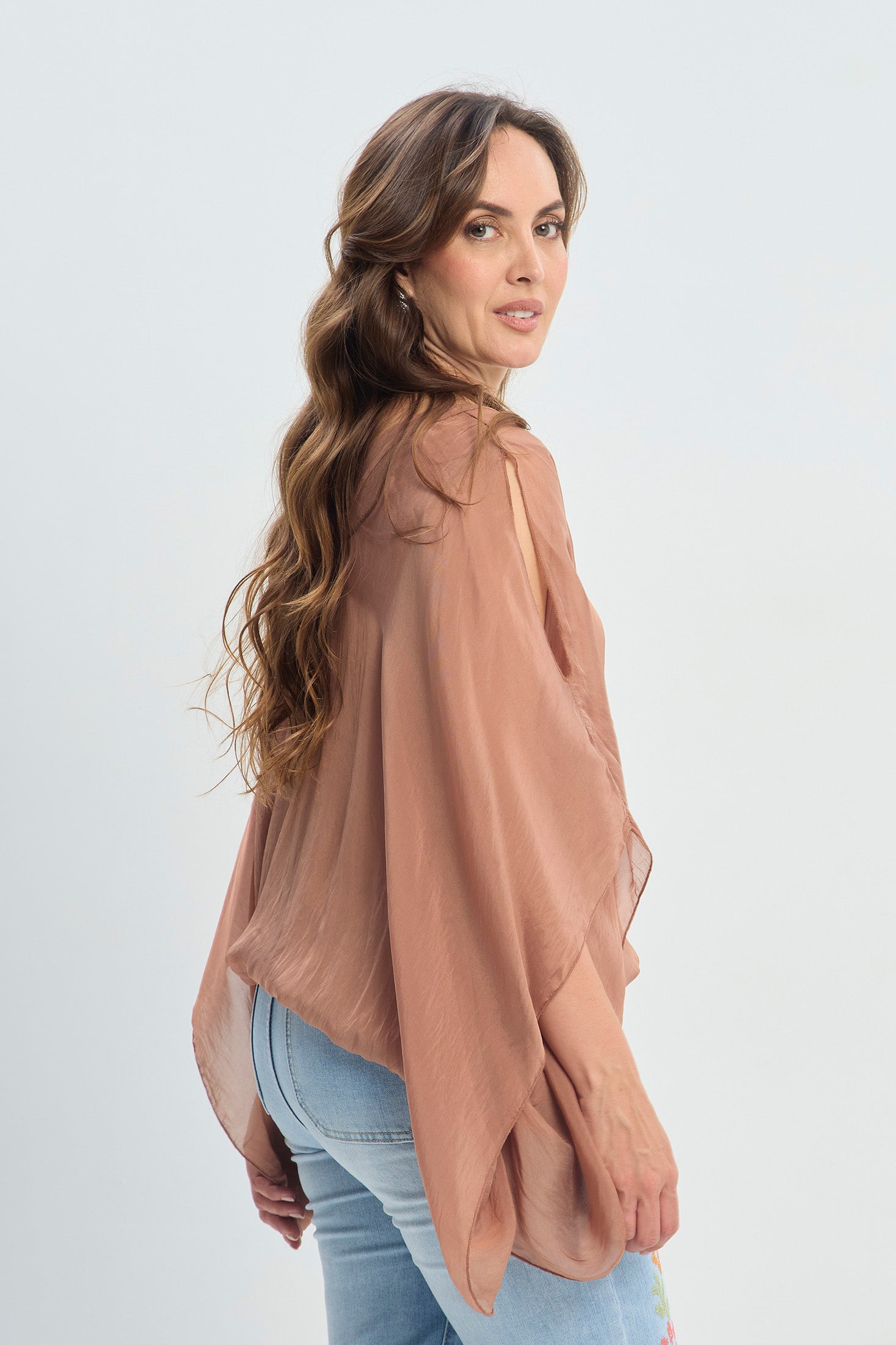 Blusa en Seda con Hombros Descubiertos NEW vista 4 - BYBLA Colombia