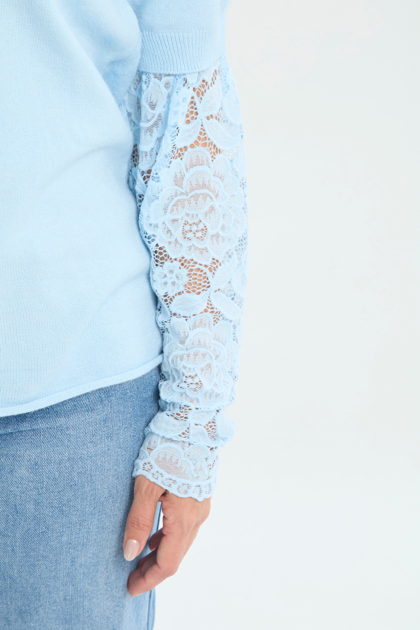 Blusa Tejida Manga Corta con Detalles en Encaje NEW vista 6 - BYBLA Colombia