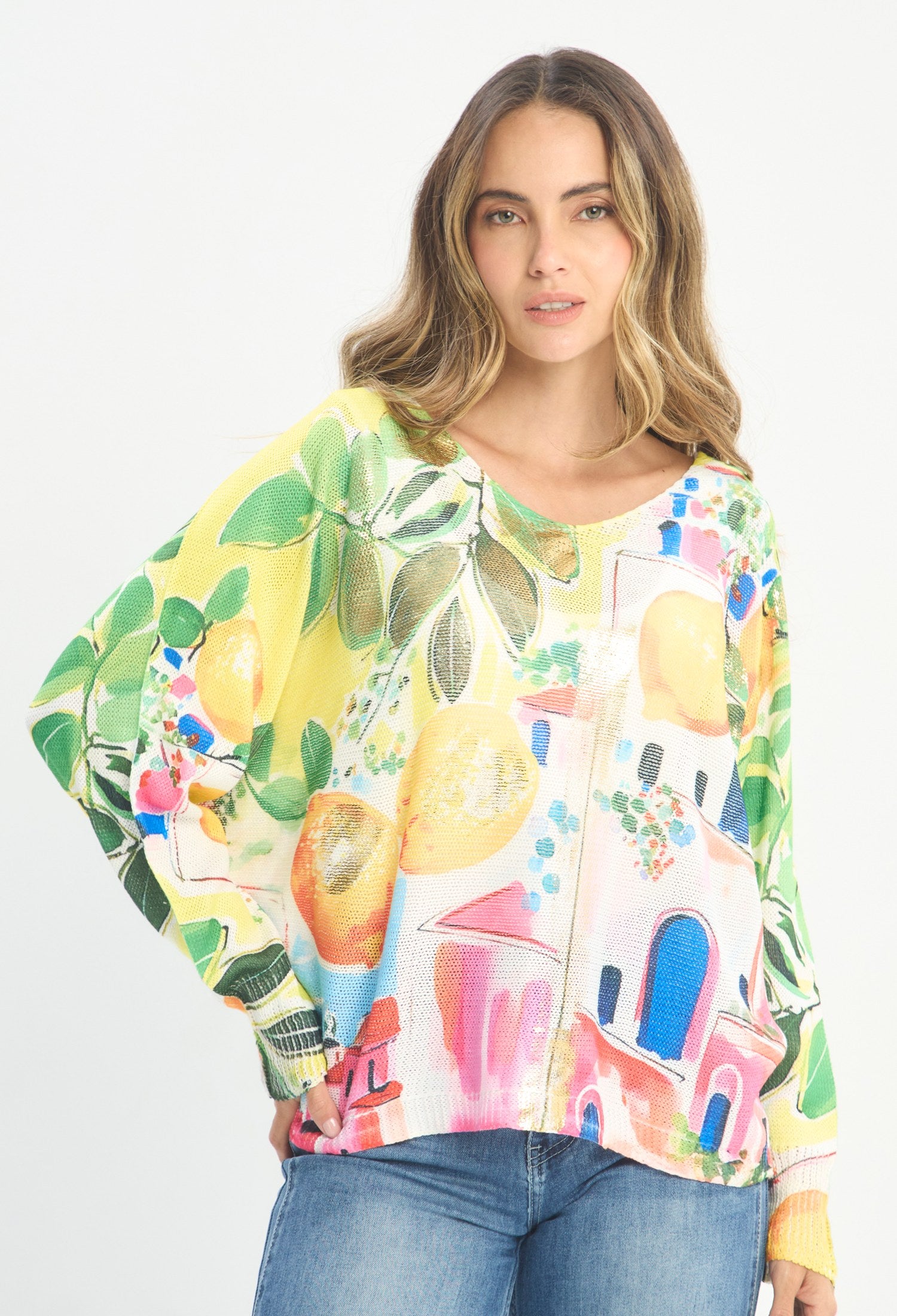 Mujer luciendo blusa estampado multicolor BYBLA - Tejido Estampado Tropical - vista 2
