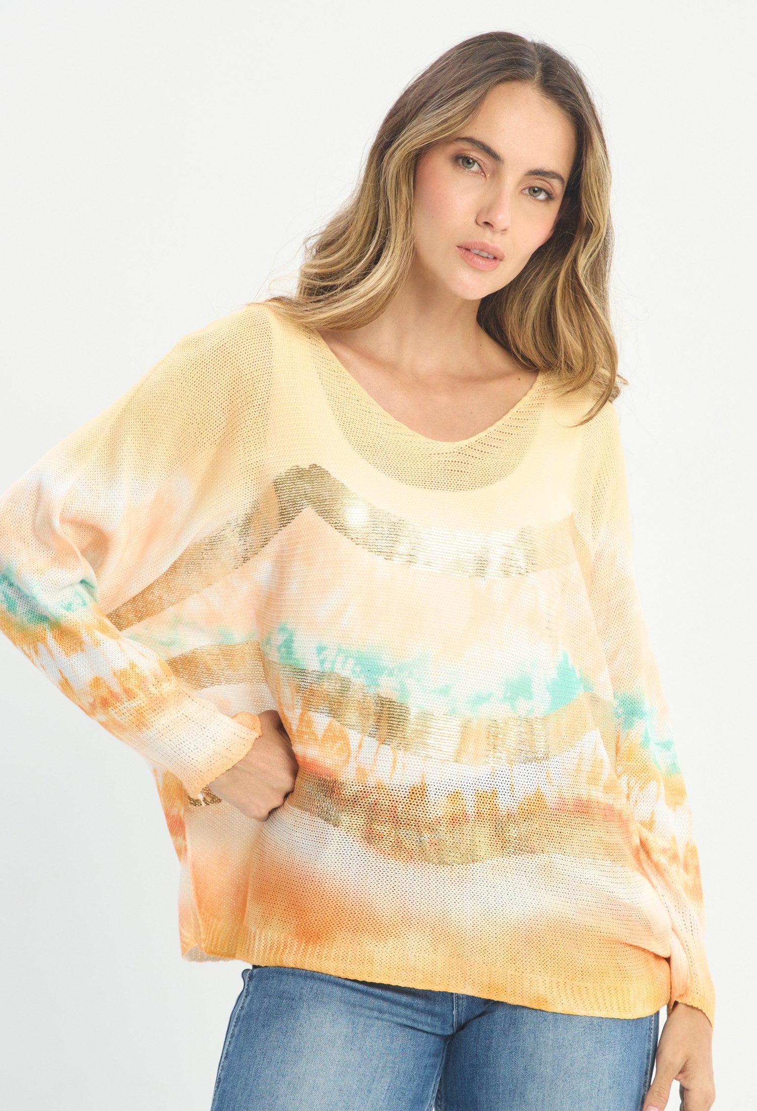 Mujer luciendo blusa amarillo BYBLA - Tejido Punto Tie Dye - vista 2