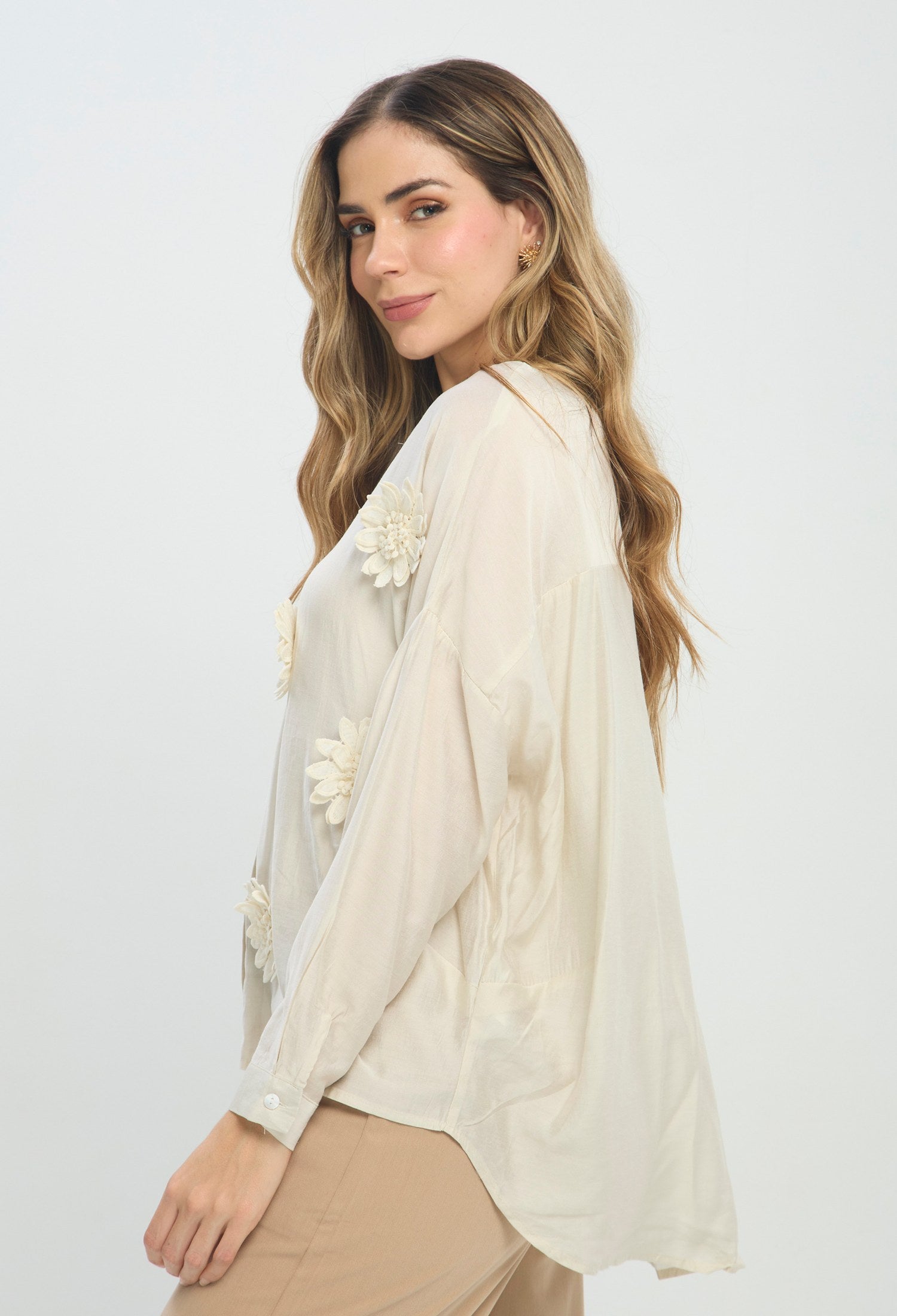 Camisa Apliques Flores 3D beige BYBLA Colombia - vista 2