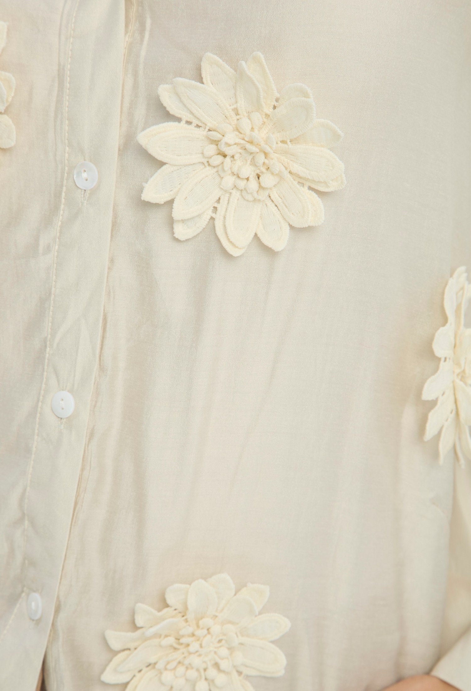 Camisa Apliques Flores 3D beige BYBLA Colombia - vista 4