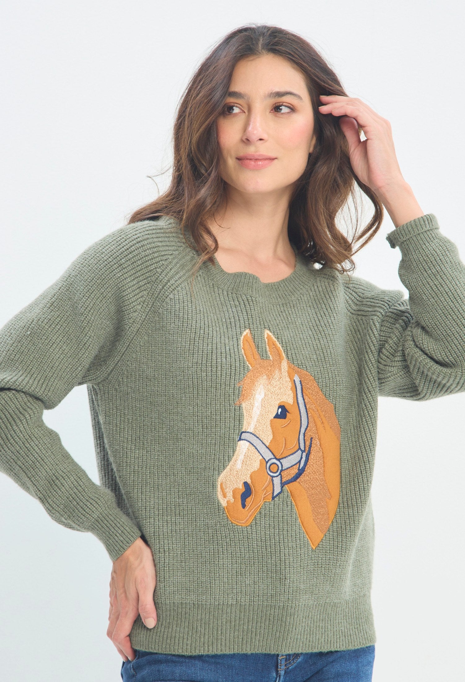 Buzo Tejido Caballo Bordado verde militar sale BYBLA - vista 2