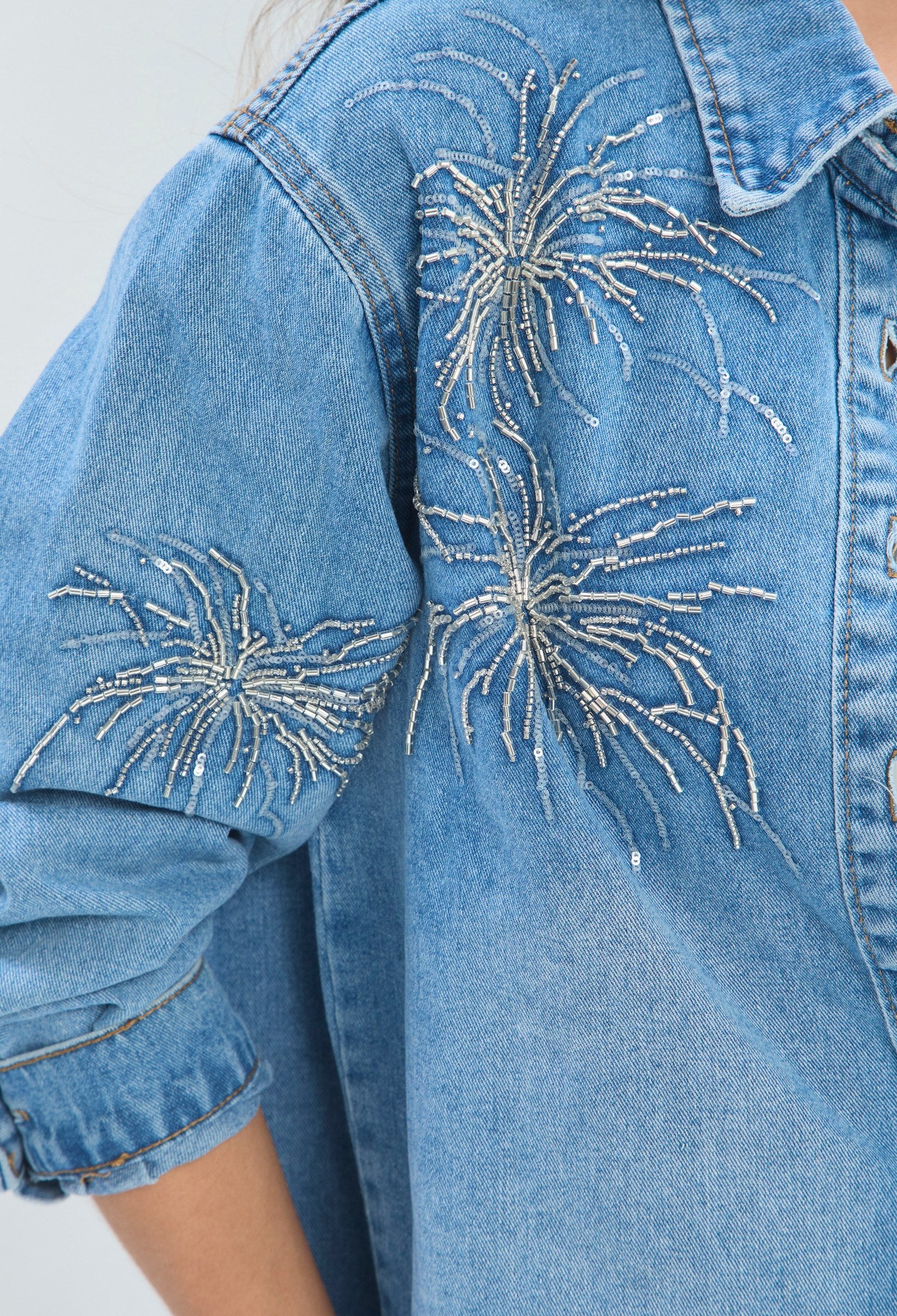 Camisa Denim Bordado Fuegos azul denim BYBLA - vista 4