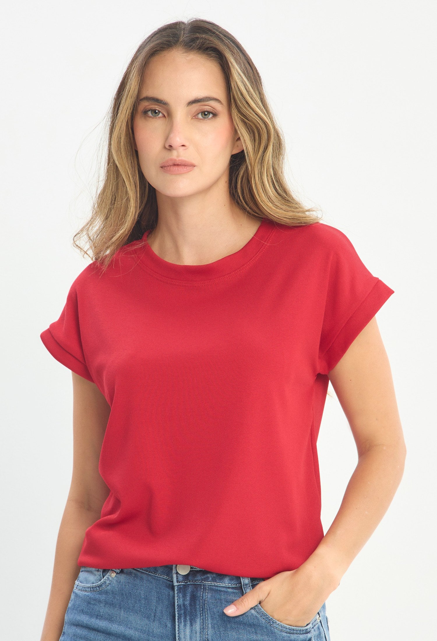 Mujer luciendo blusa rojo BYBLA - Básica Cuello Redondo