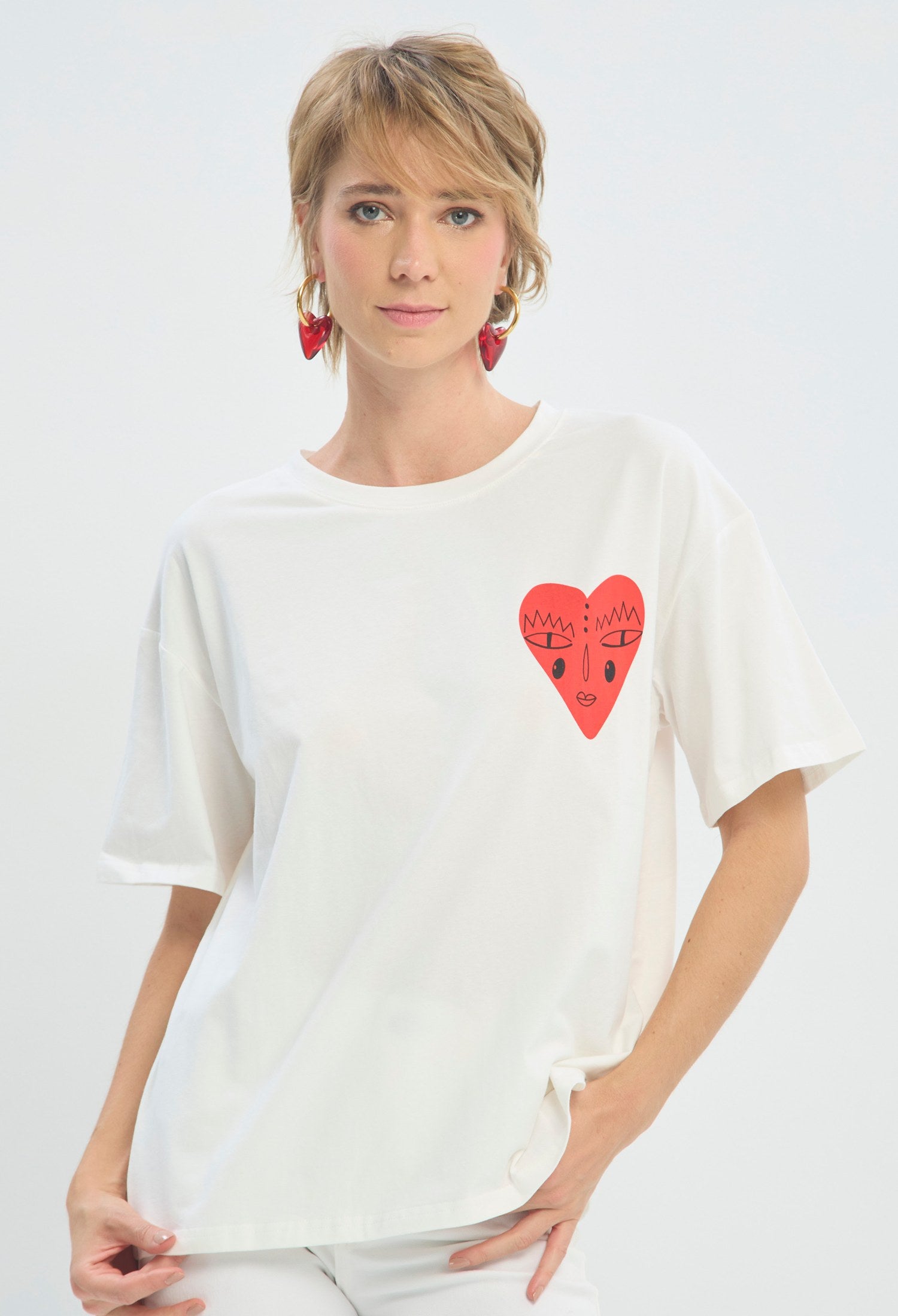 Camiseta blanca con corazón rojo estampado BYBLA