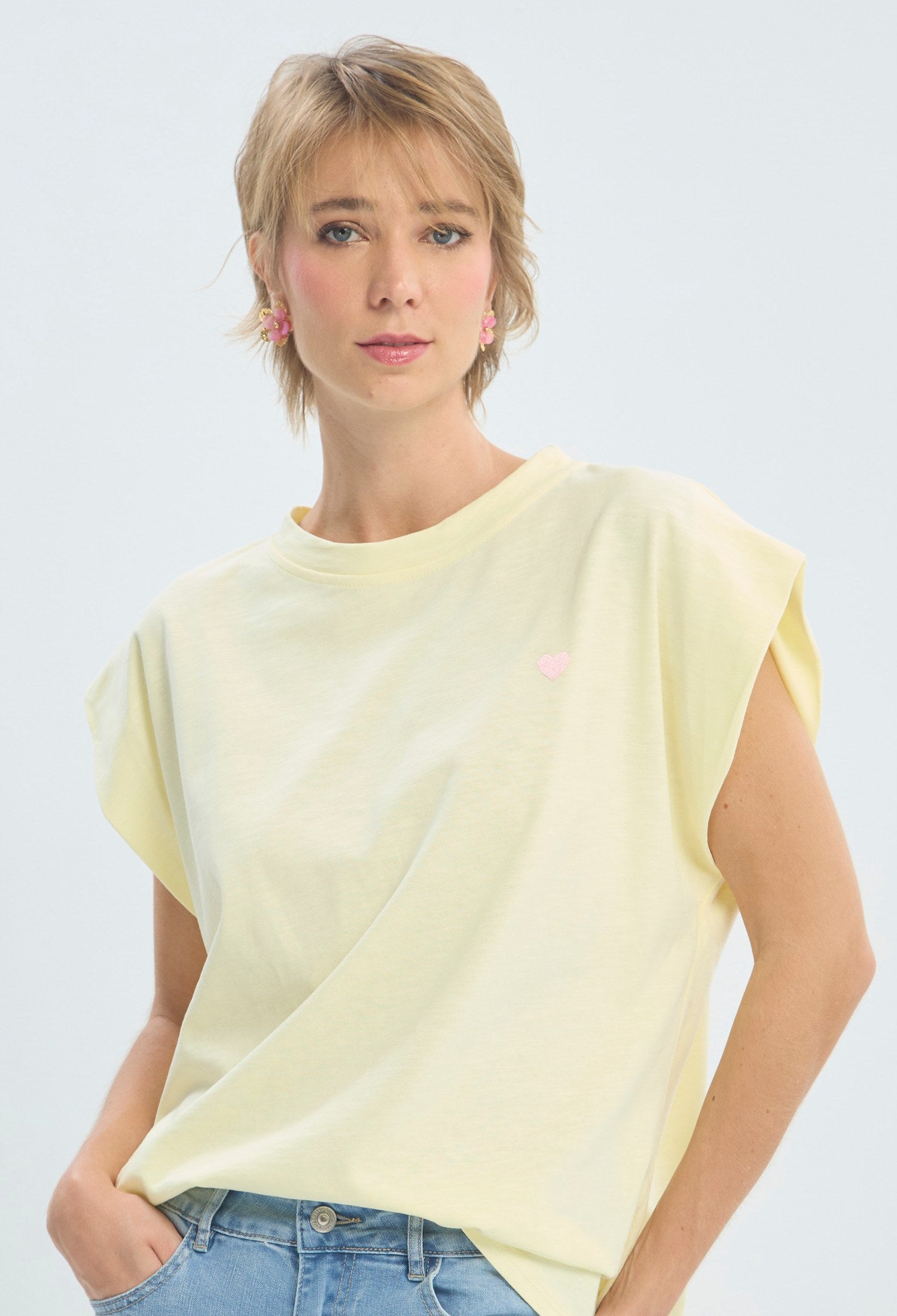 Camiseta amarilla con corazón bordado BYBLA