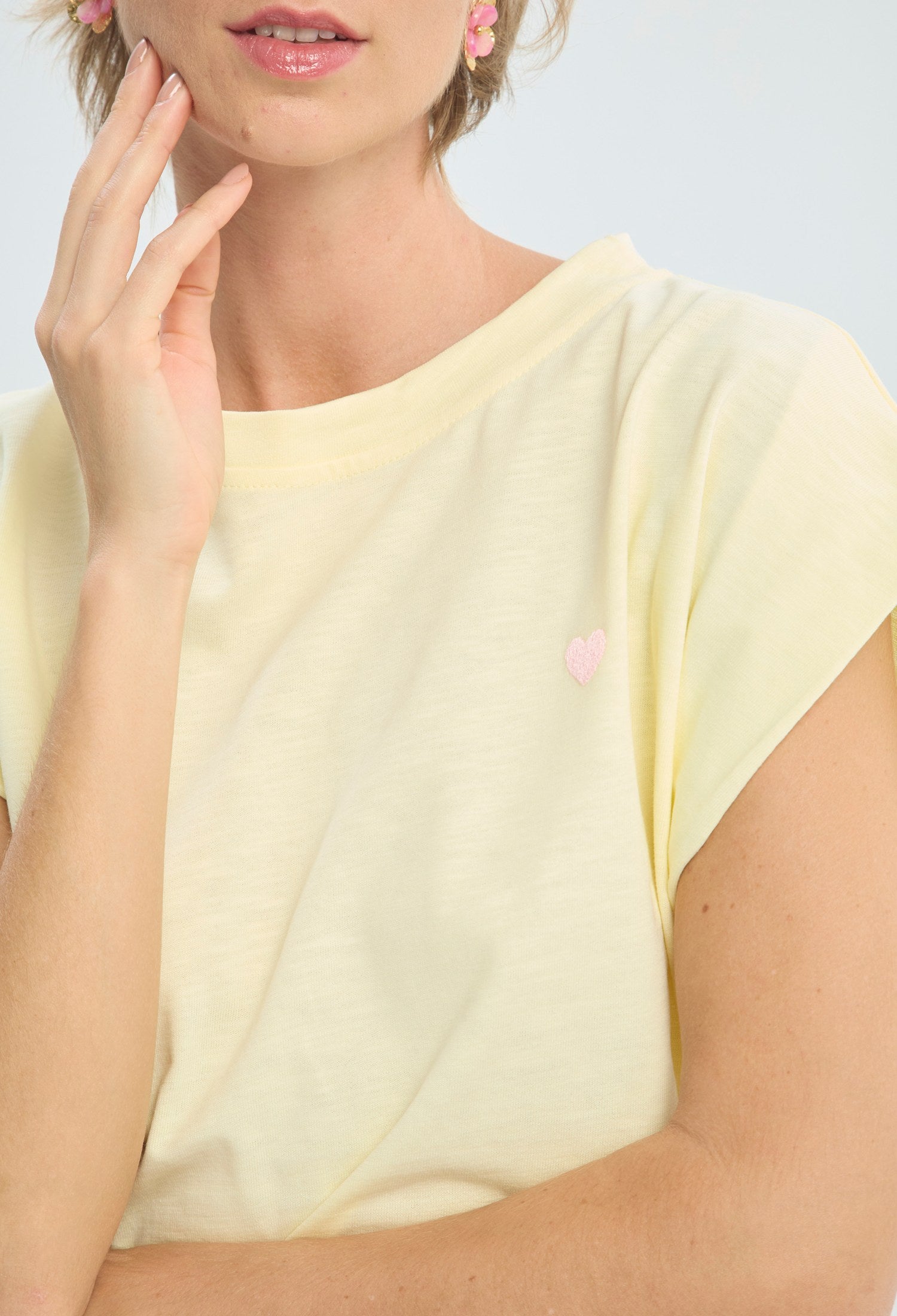 Camiseta amarilla con corazón bordado BYBLA - vista 4