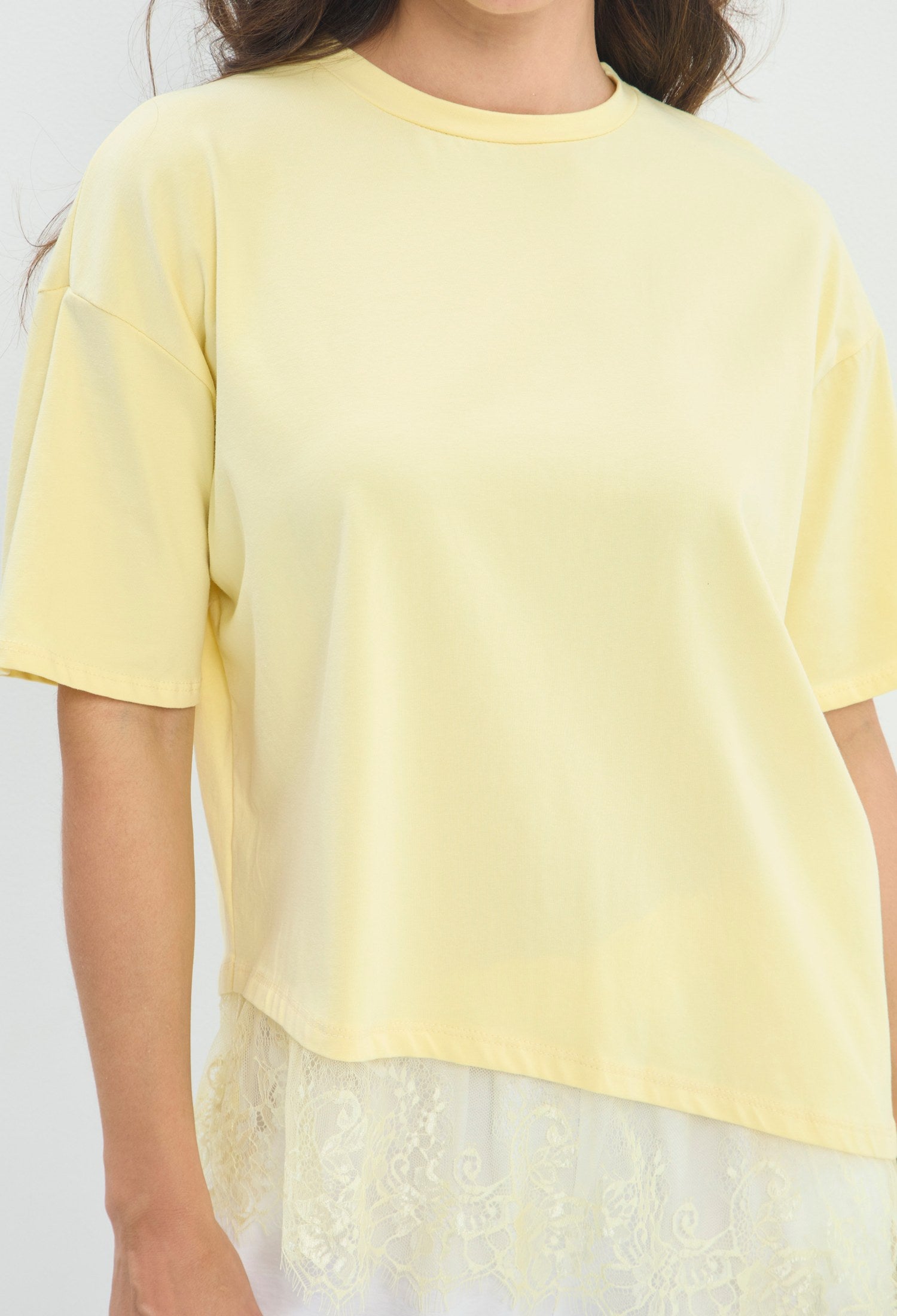 Camiseta Oversize Bajo De Encaje amarillo mantequilla sale BYBLA - vista 4