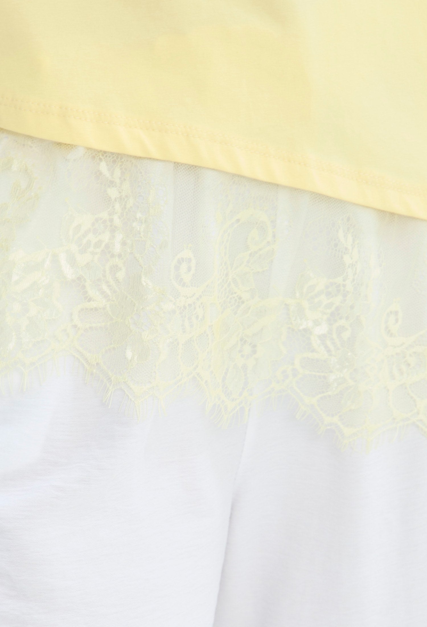 Camiseta Oversize Bajo De Encaje amarillo mantequilla sale BYBLA - vista 5