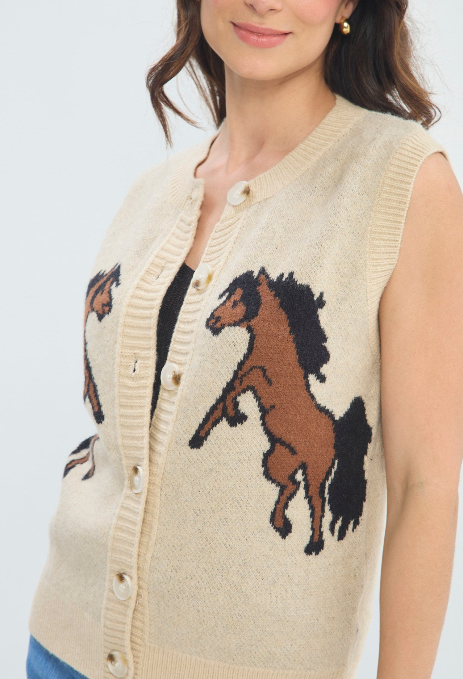 Chaleco Jacquard Caballos beige arena BYBLA - vista 4