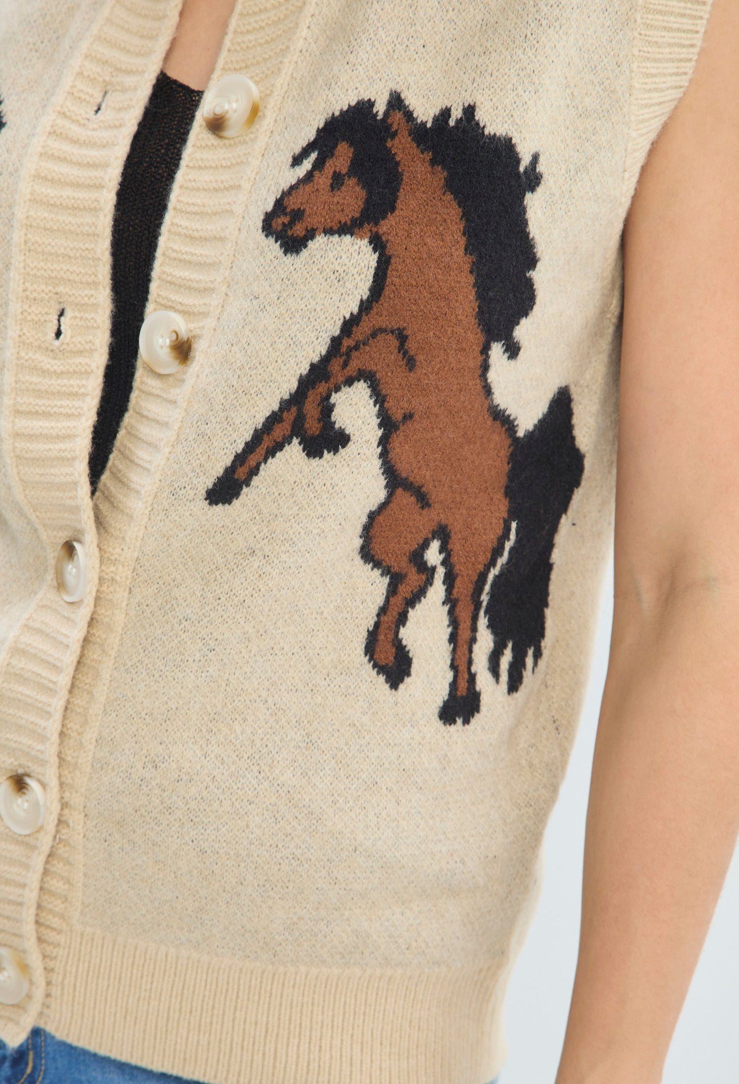 Chaleco Jacquard Caballos beige arena BYBLA - vista 5