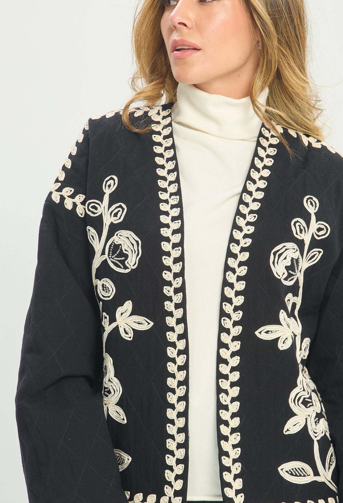 Chaqueta Acolchada Bordada Negra BYBLA - vista 6