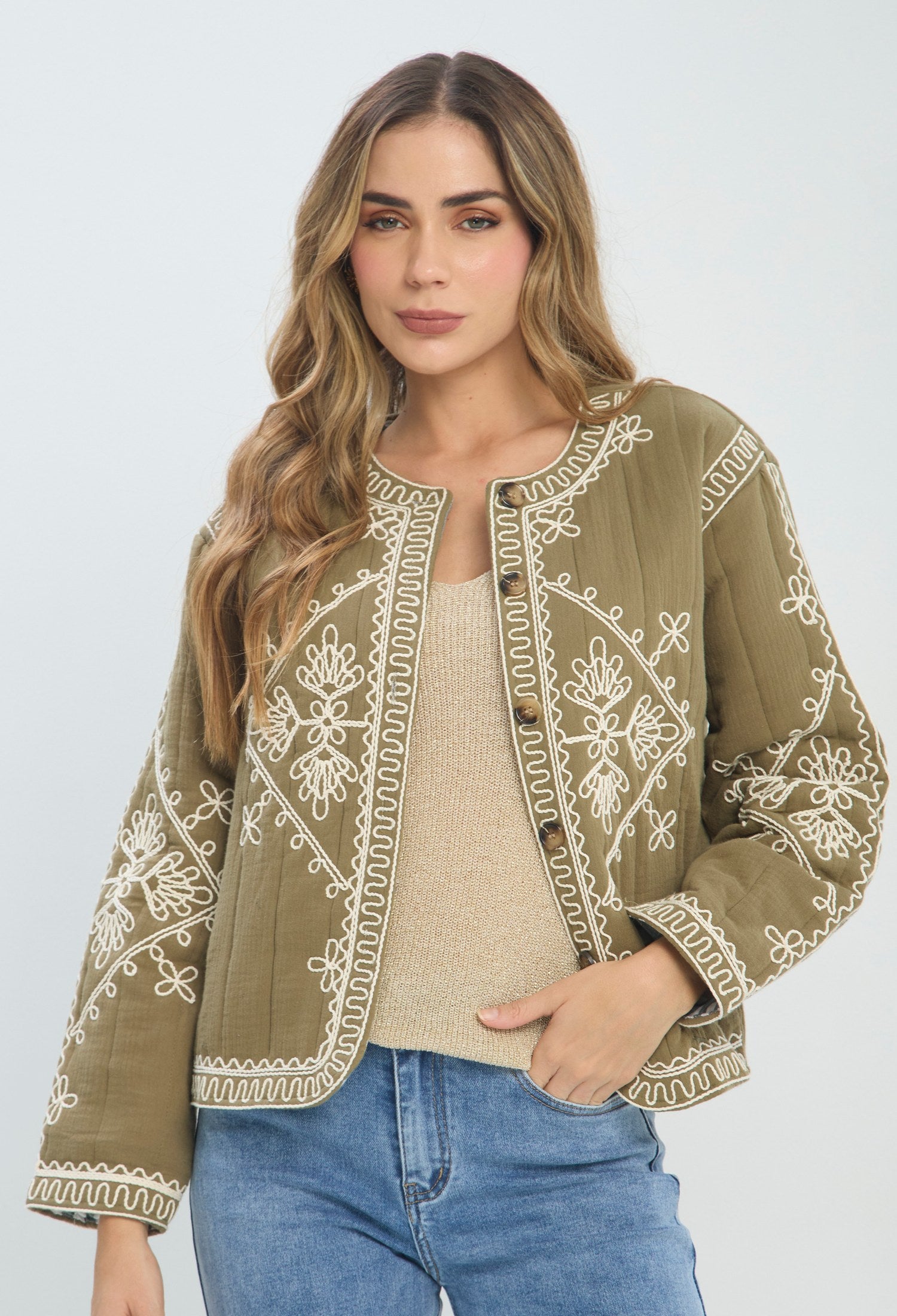 Chaqueta corta verde militar acolchada con bordado blanco y manga larga