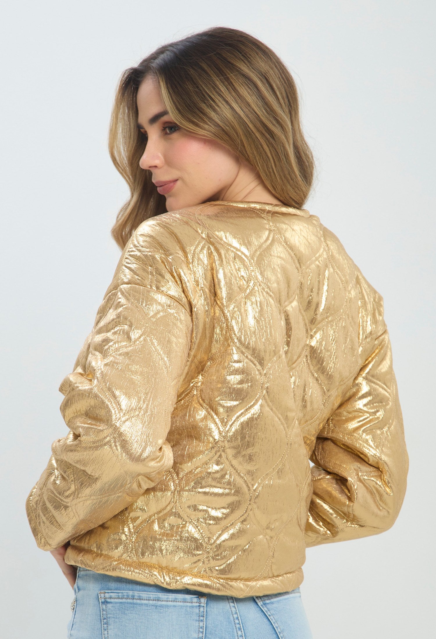 Chaqueta corta dorada metalizada acolchada con manga larga y botones - vista 4