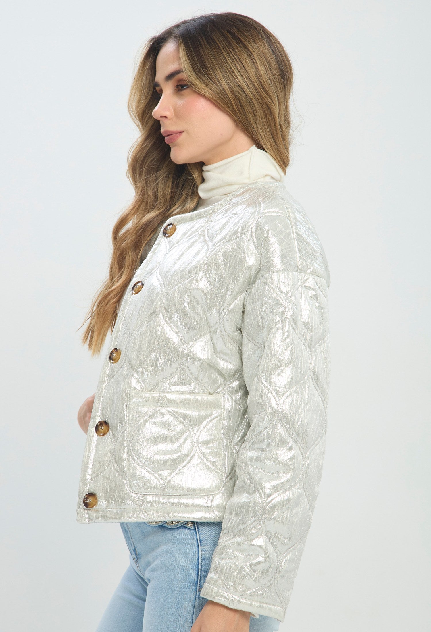 Chaqueta corta plateada metalizada acolchada con manga larga y botones - vista 2