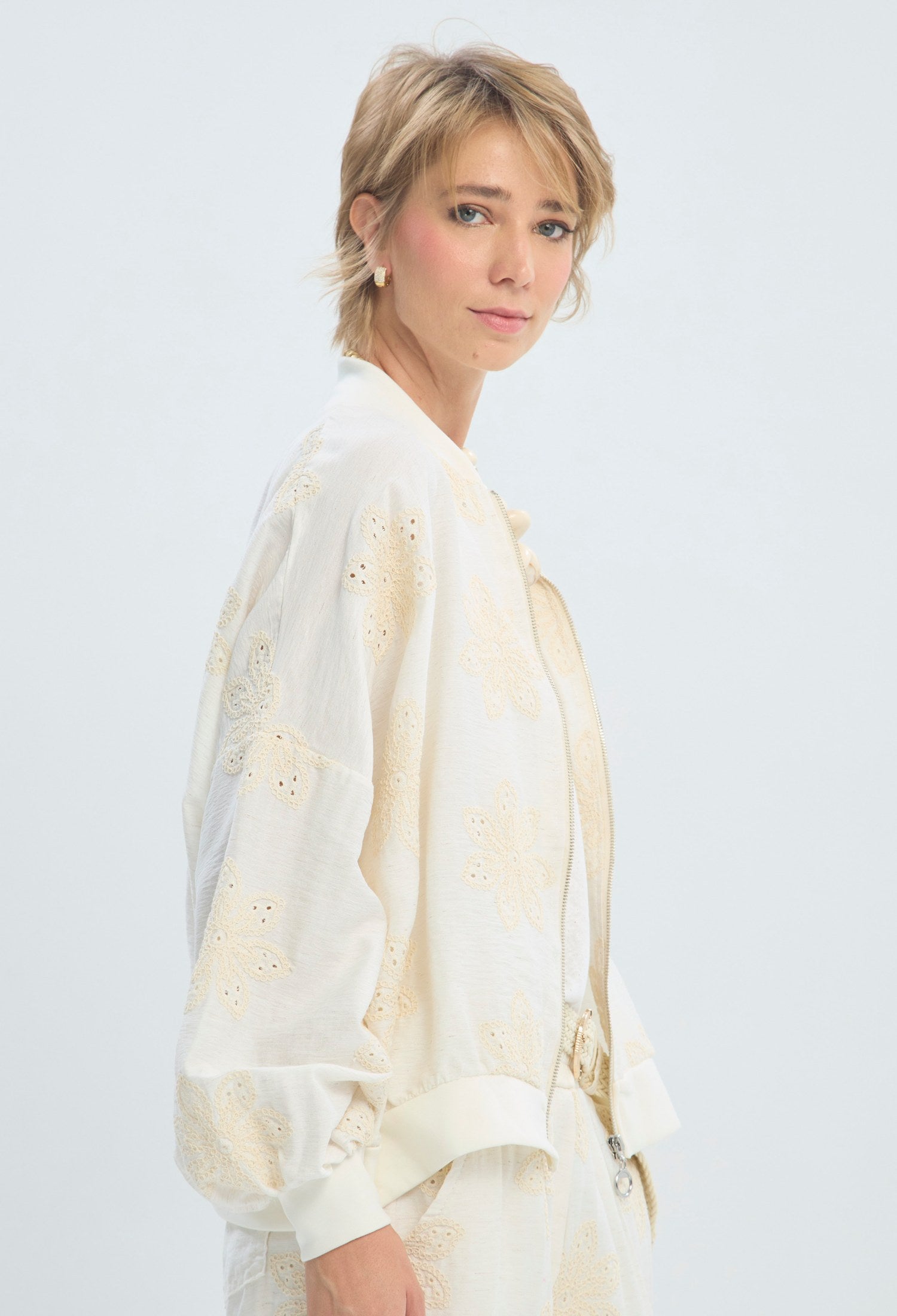 Chaqueta bomber crudo con bordado floral calado BYBLA - vista 2