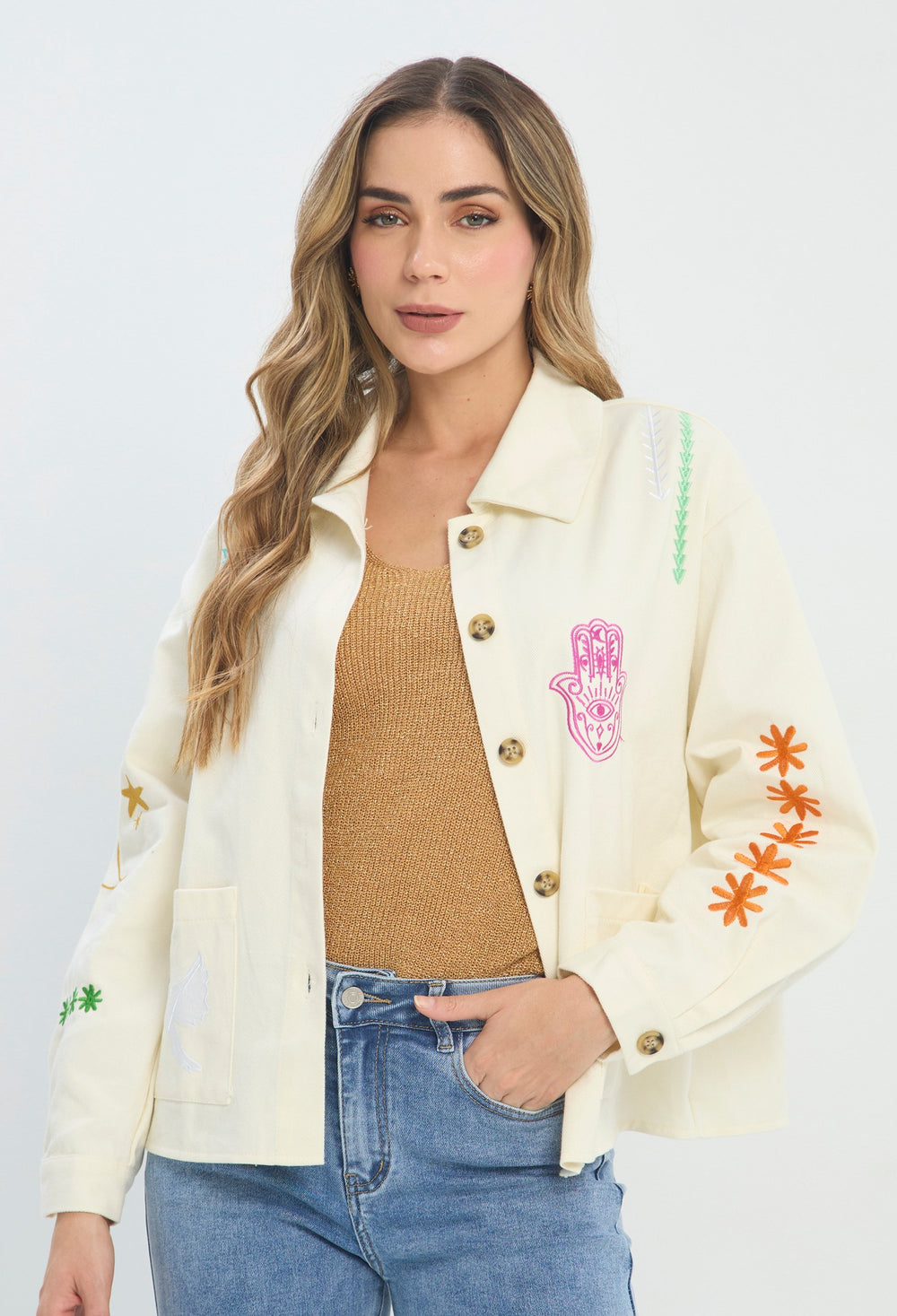 Chaqueta corta beige con bordados a color, cuello camisero y manga larga