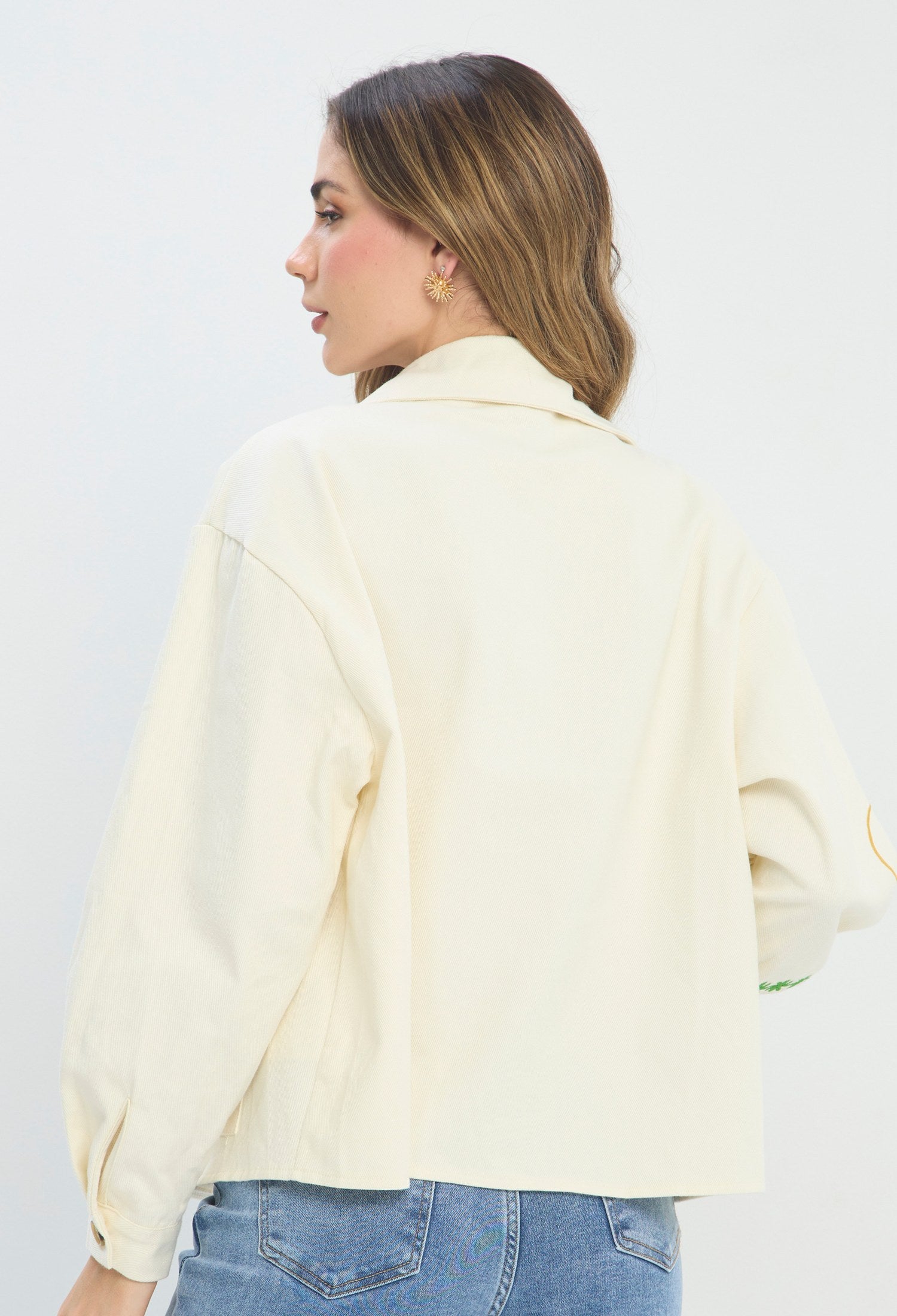 Chaqueta corta beige con bordados a color, cuello camisero y manga larga - vista 3