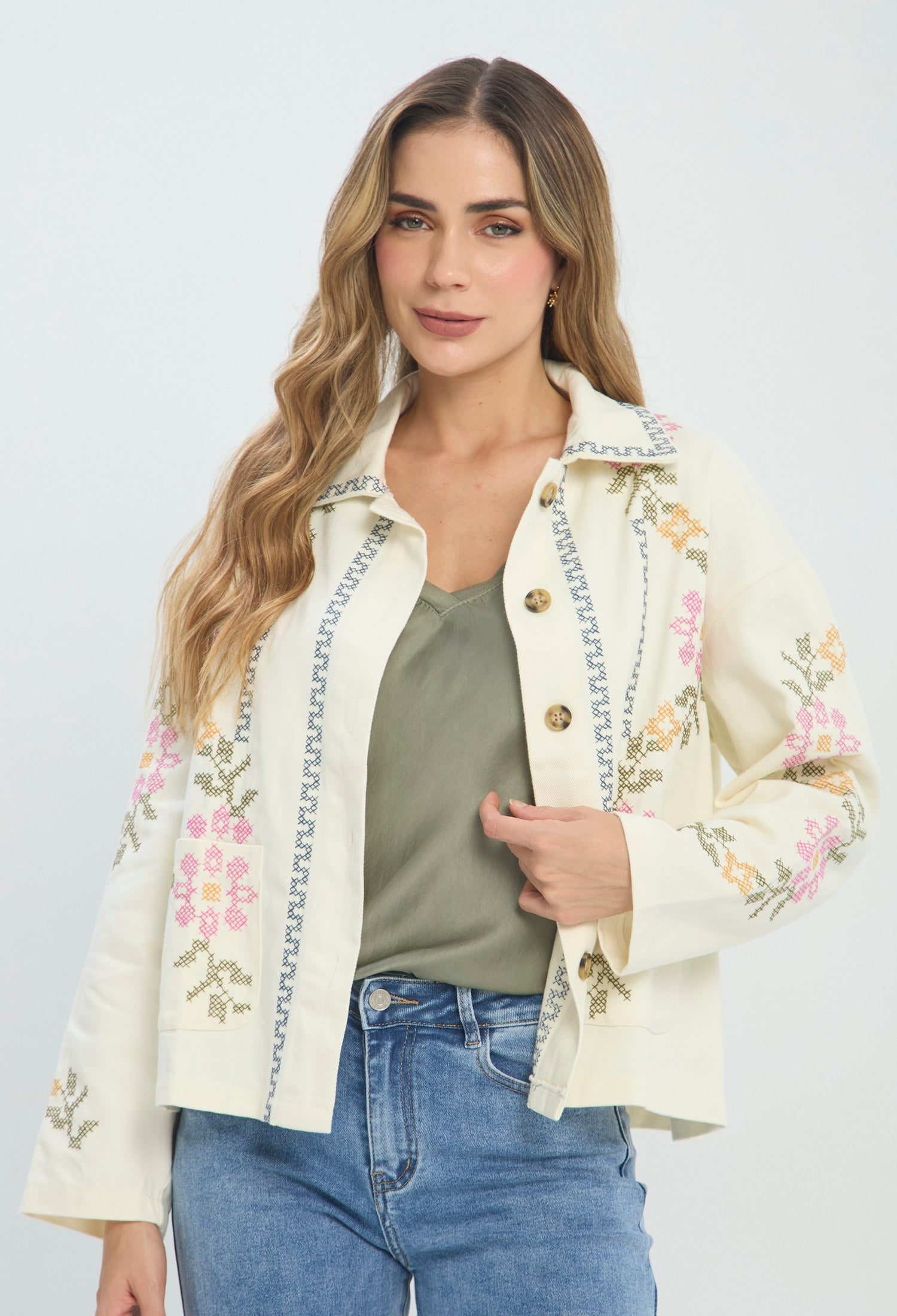 Chaqueta corta beige con bordado floral rosa y verde, cuello camisero