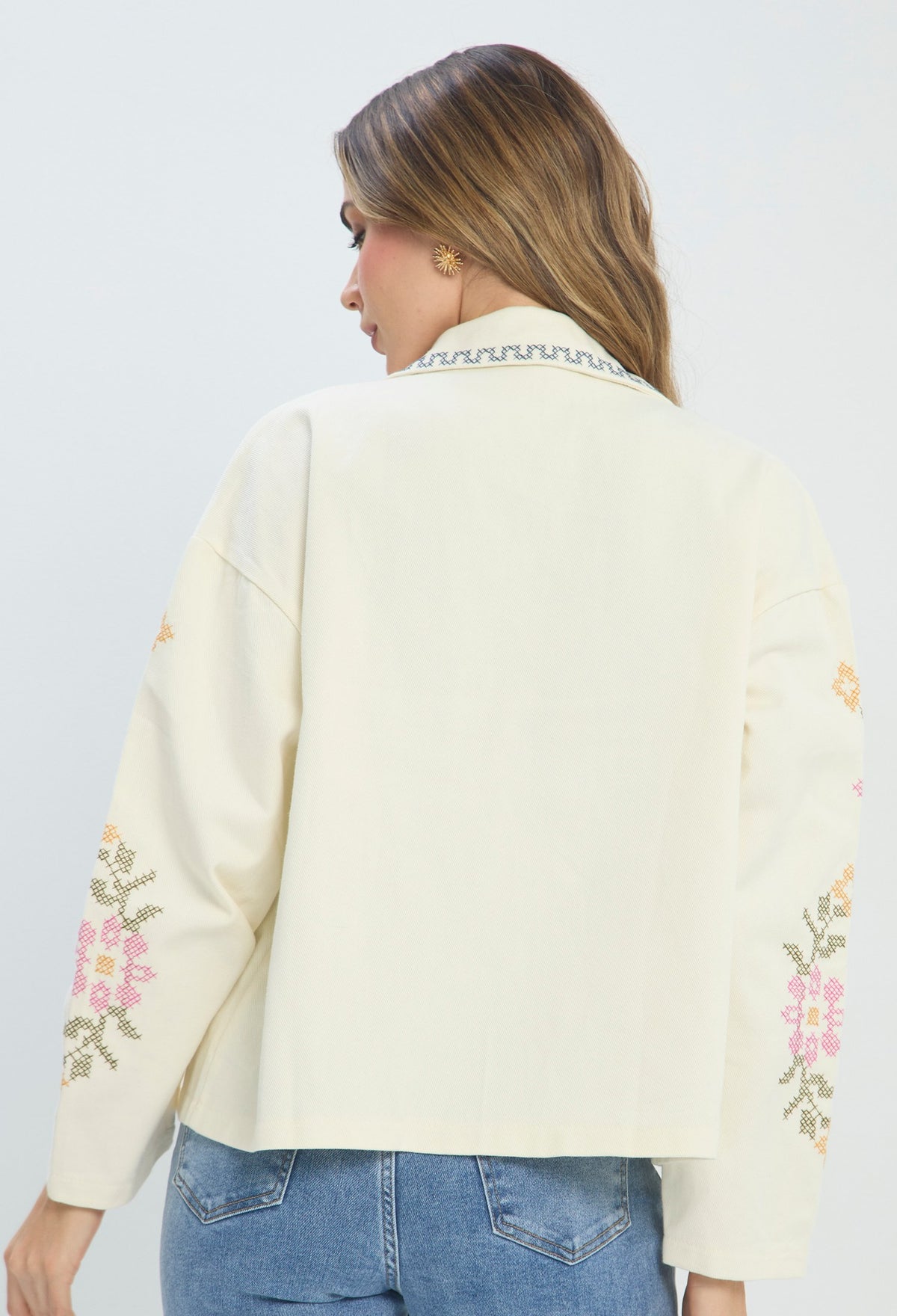 Chaqueta corta beige con bordado floral rosa y verde, cuello camisero - vista 3