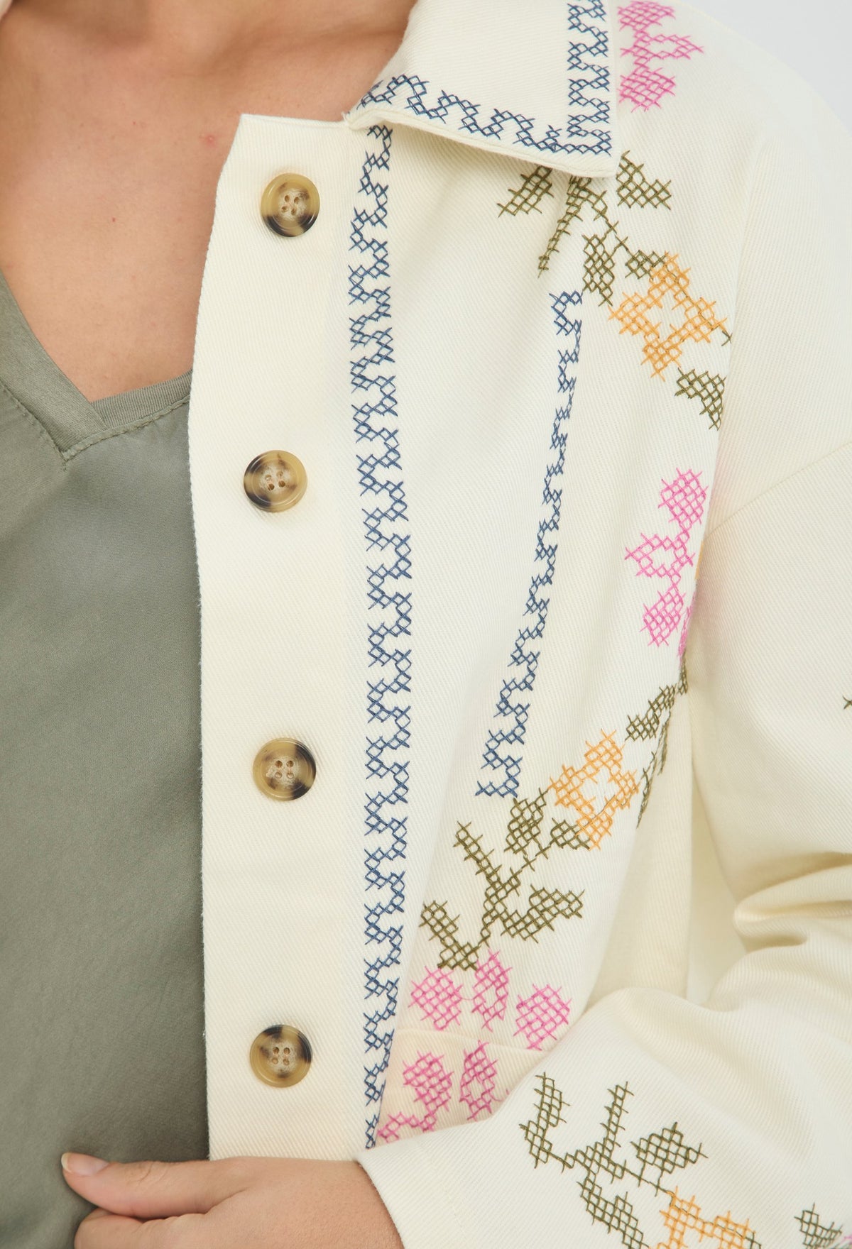 Chaqueta corta beige con bordado floral rosa y verde, cuello camisero - vista 4