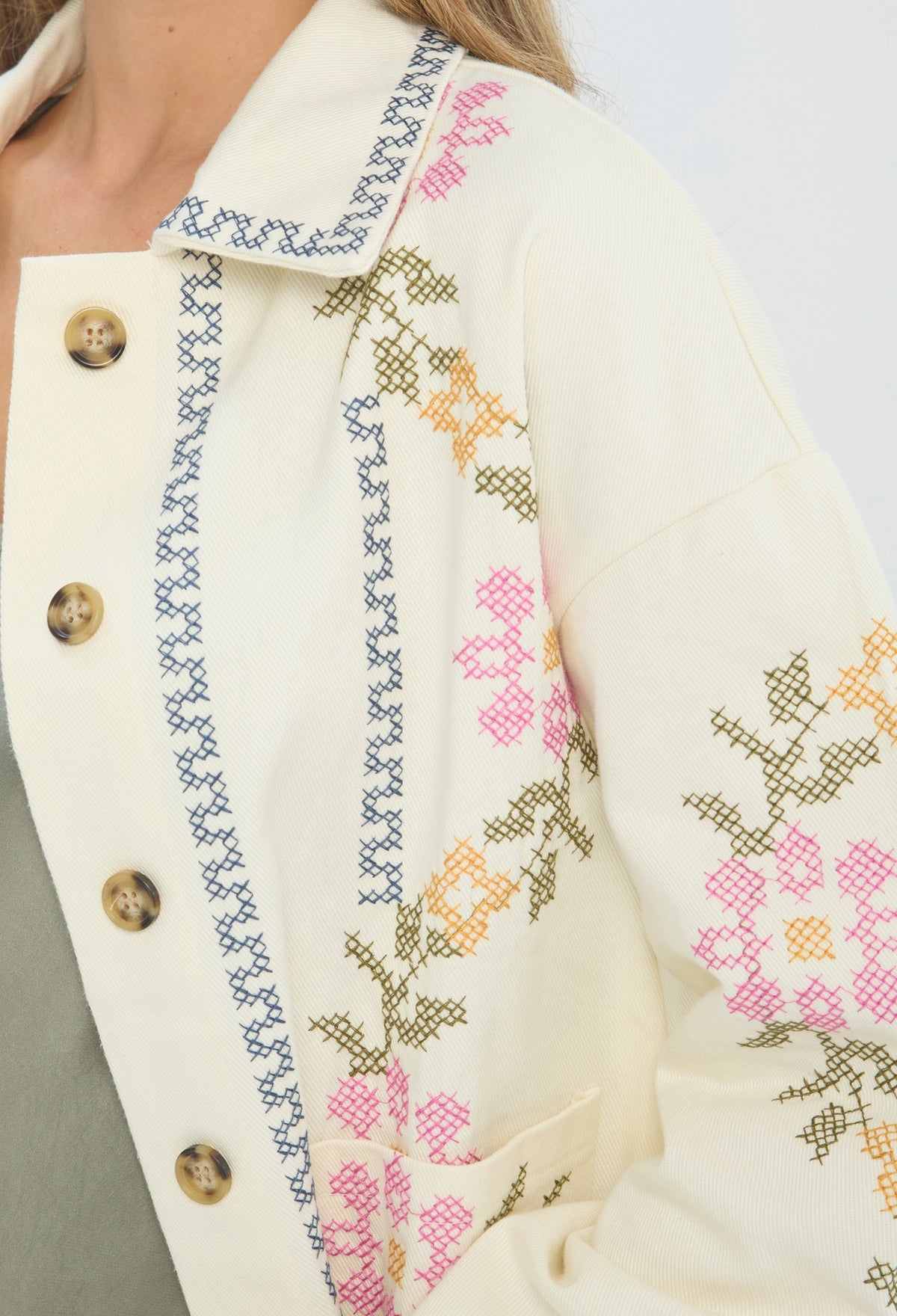 Chaqueta corta beige con bordado floral rosa y verde, cuello camisero - vista 5