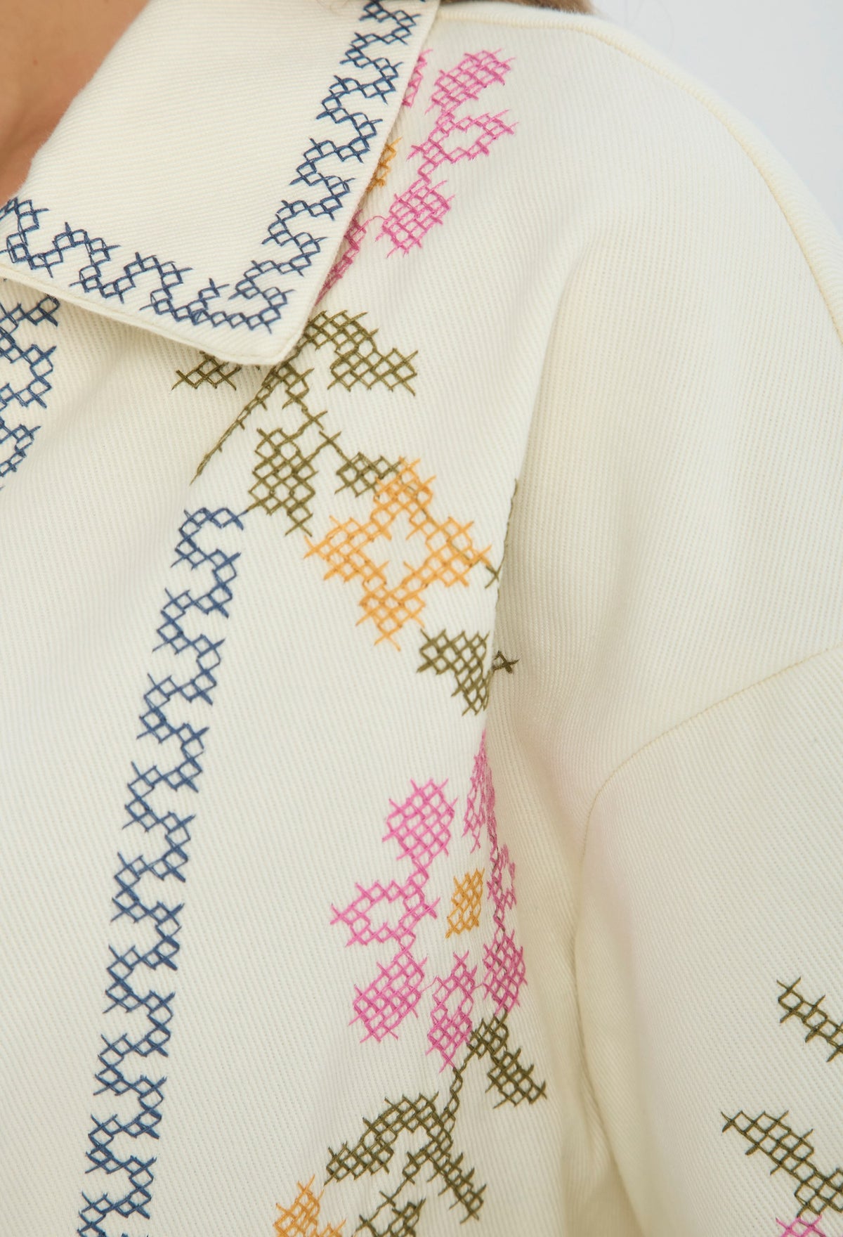 Chaqueta corta beige con bordado floral rosa y verde, cuello camisero - vista 6