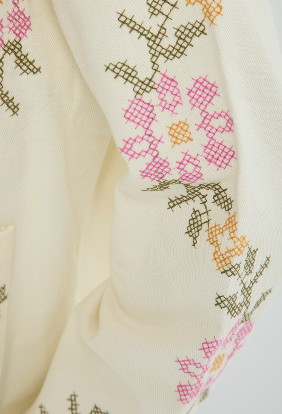 Chaqueta corta beige con bordado floral rosa y verde, cuello camisero - vista 7