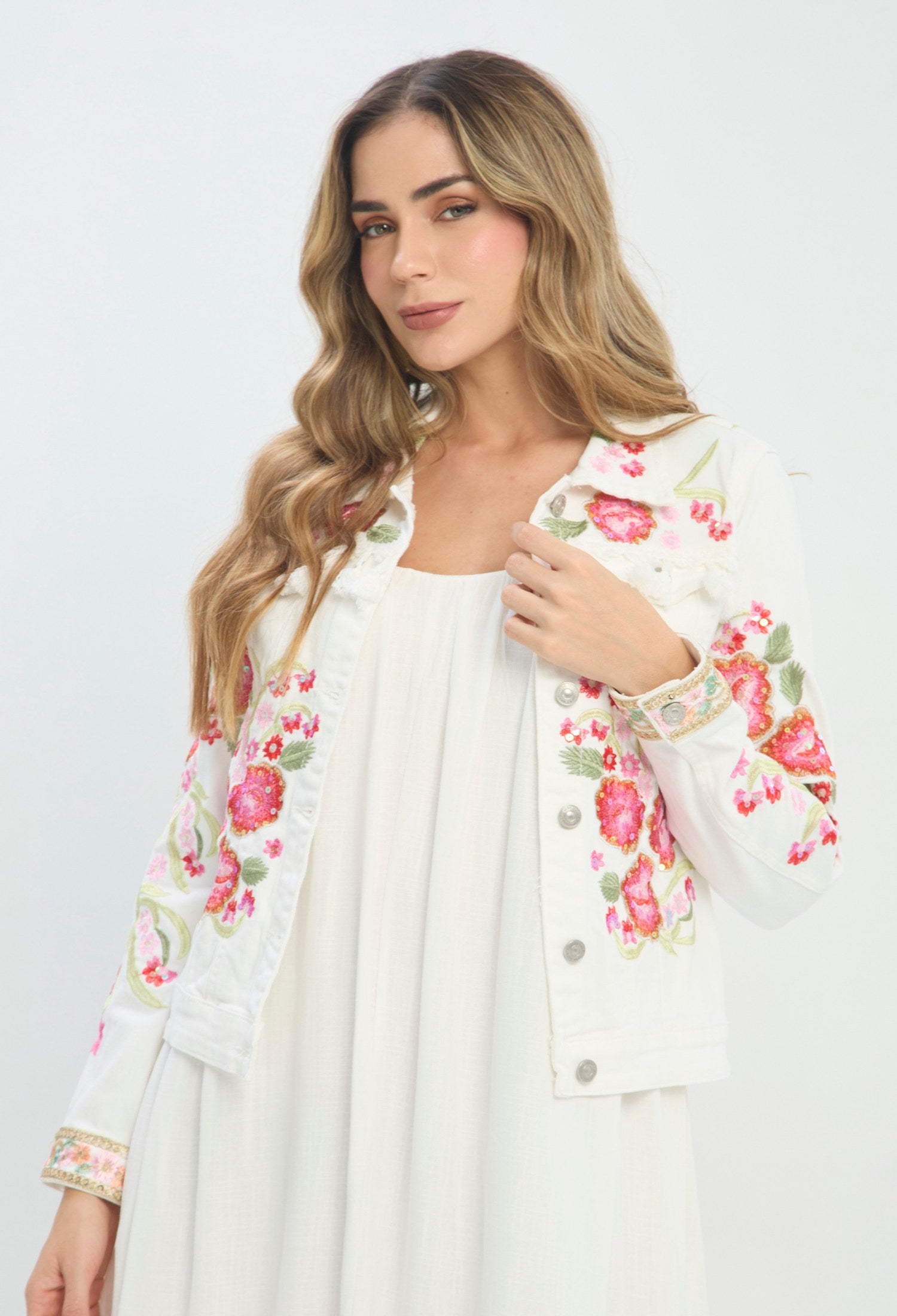 Chaqueta corta beige con bordado floral rosa y verde, manga larga y botones - vista 2