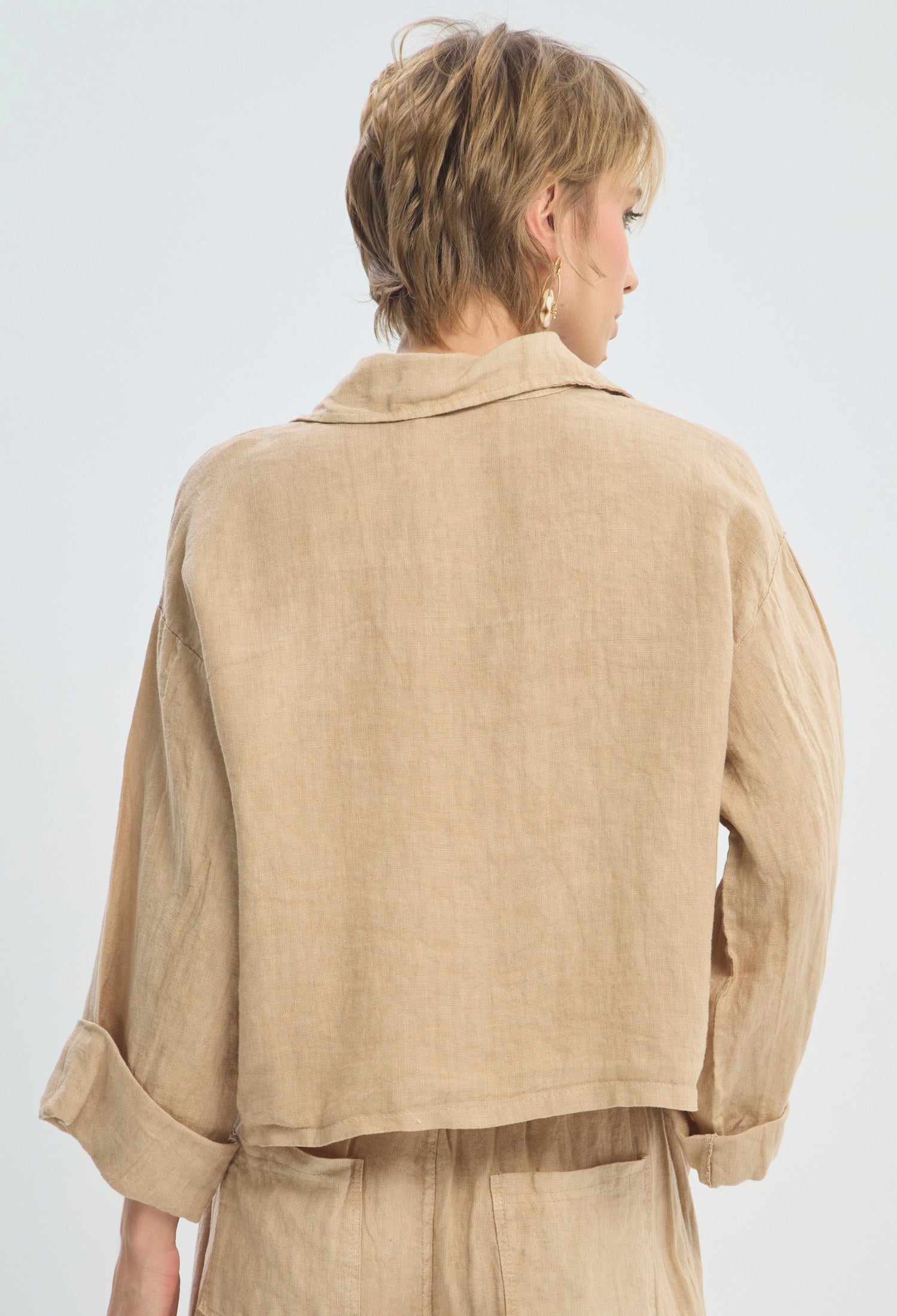 Chaqueta camisera camel con bolsillos de parche BYBLA - vista 3
