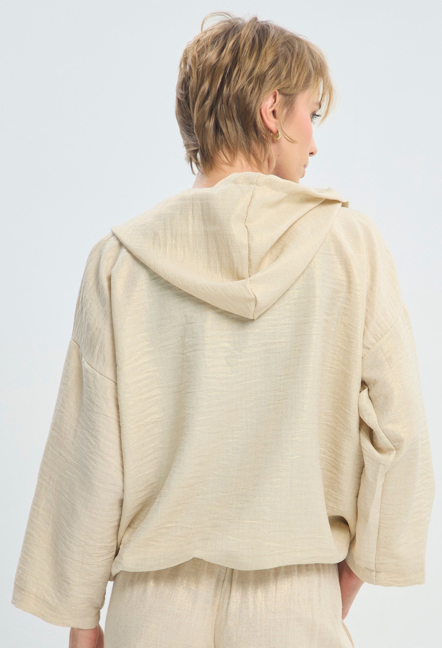 Chaqueta beige con capota y palmeras bordadas BYBLA - vista 3
