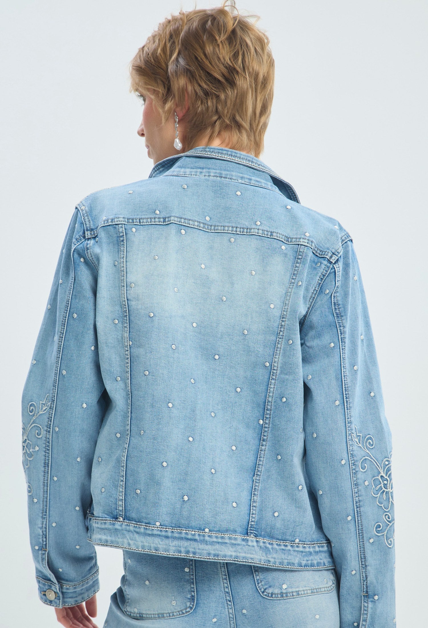 Chaqueta denim azul claro con bordado floral y cristales BYBLA - vista 3