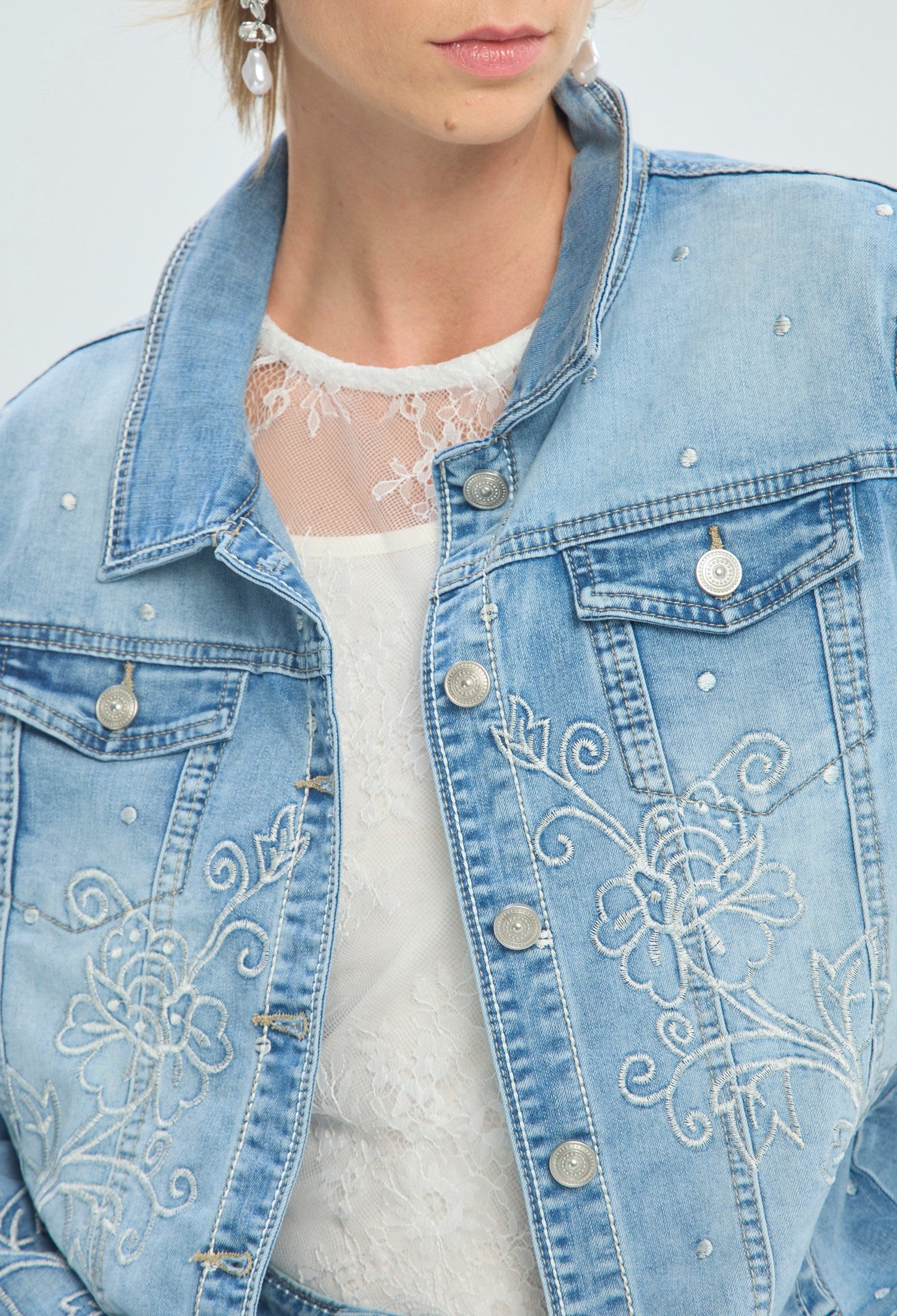 Chaqueta denim azul claro con bordado floral y cristales BYBLA - vista 4