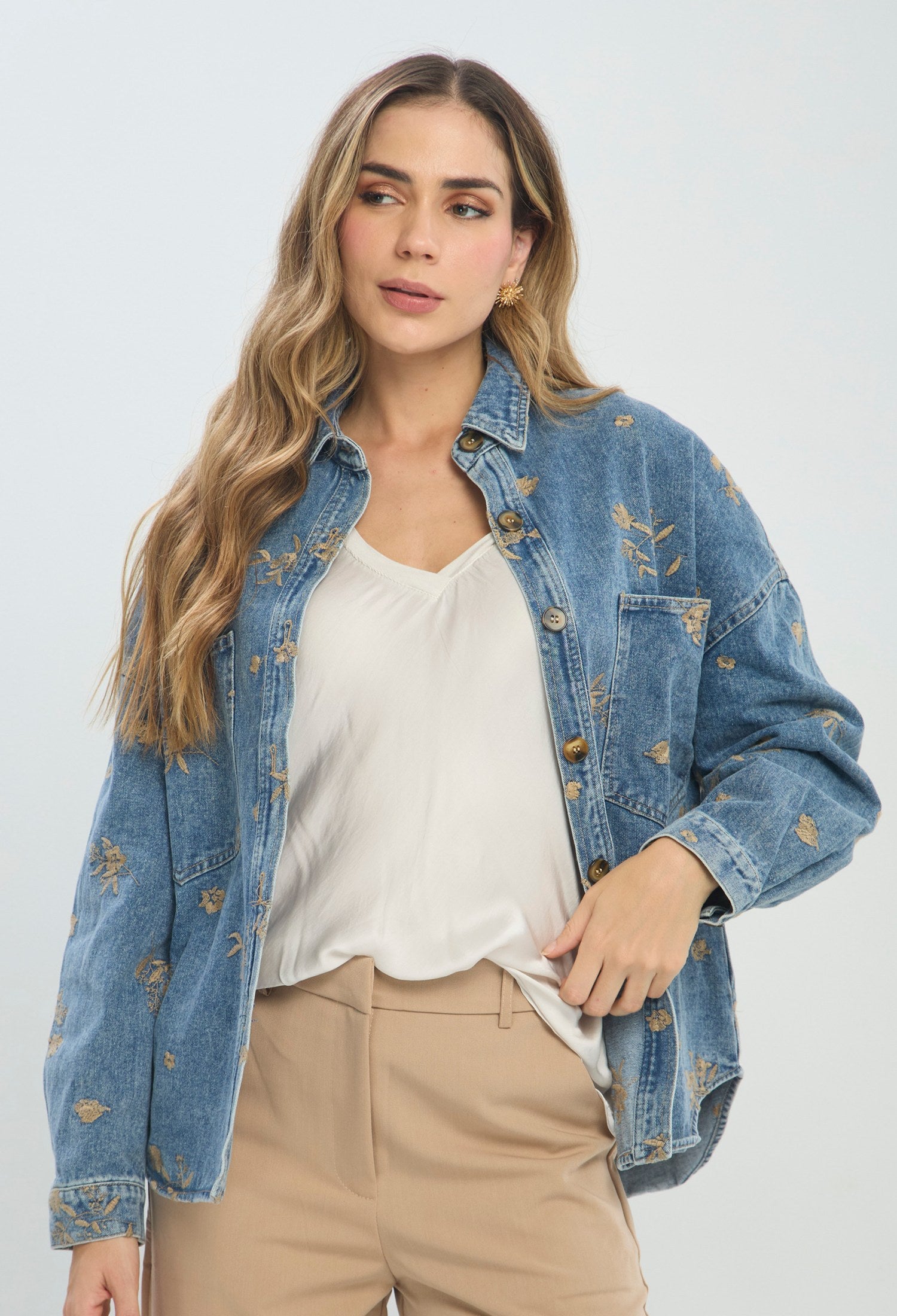 Chaqueta denim azul oversize con bordado floral dorado y manga larga