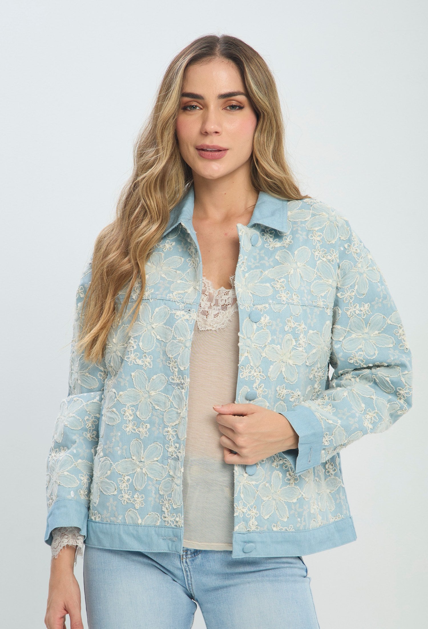 Chaqueta denim azul claro con encaje floral blanco aplicado y manga larga