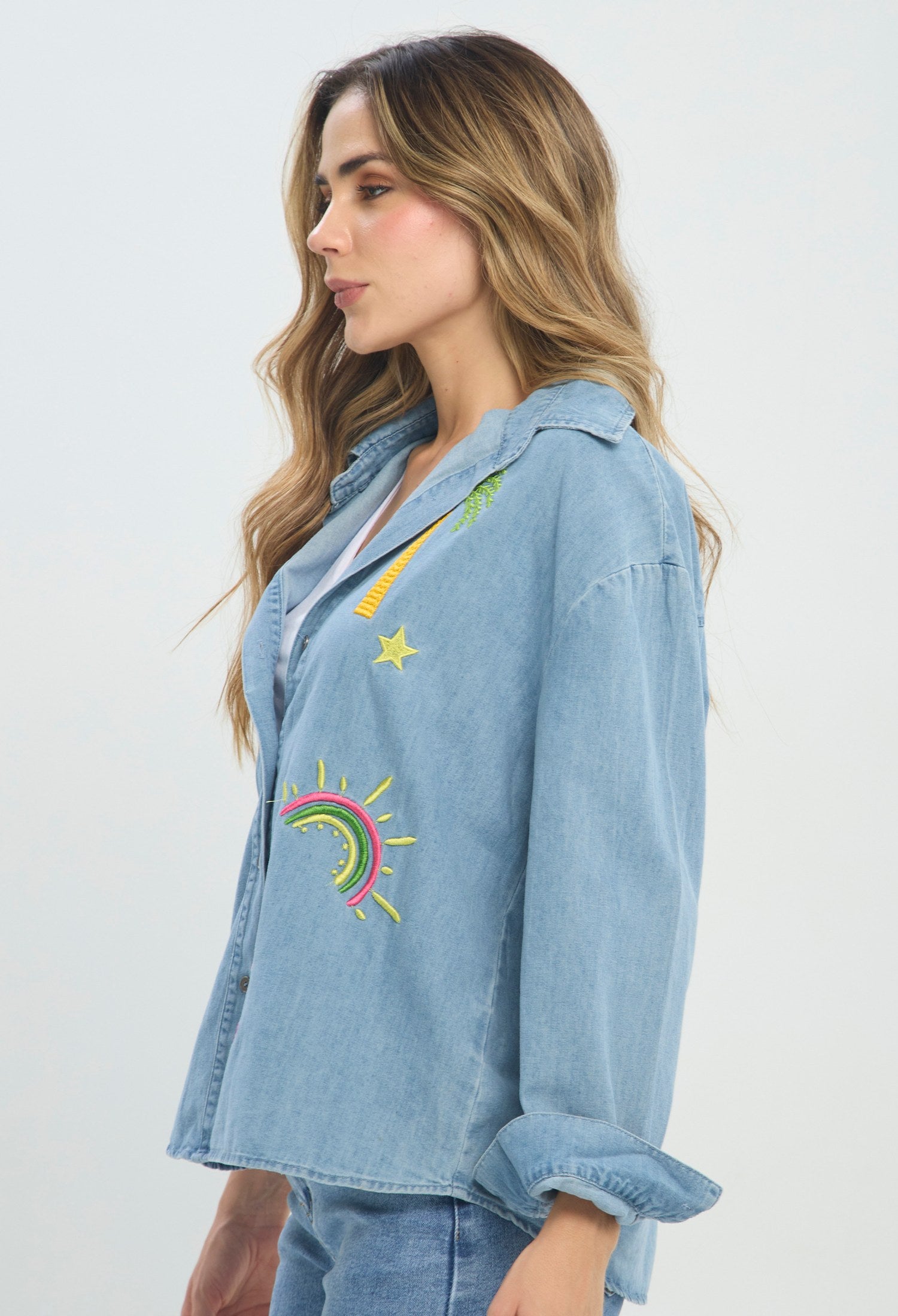 Blusa tipo chaqueta azul en denim con parches bordados marinos - vista 2