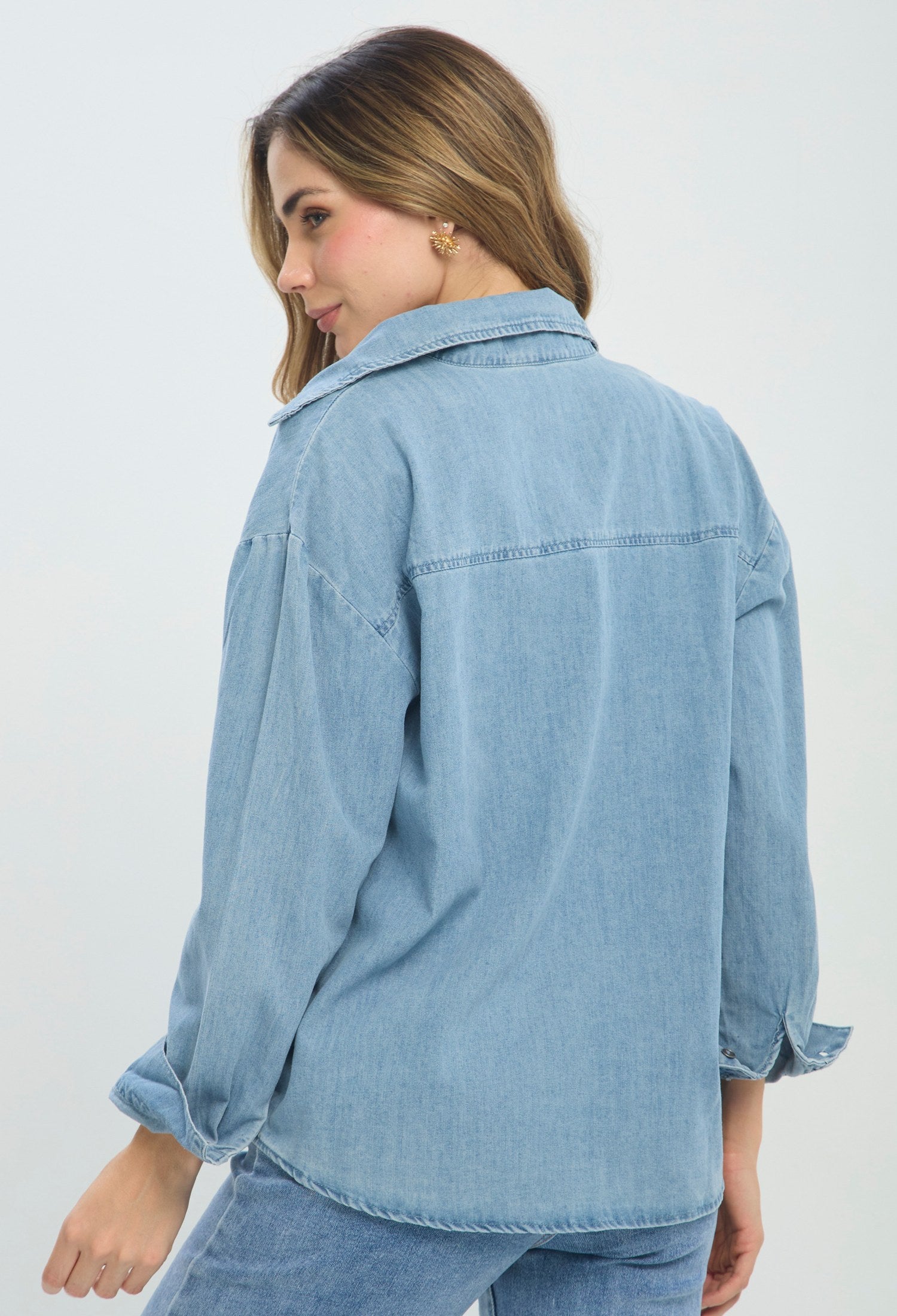 Blusa tipo chaqueta azul en denim con parches bordados marinos - vista 3