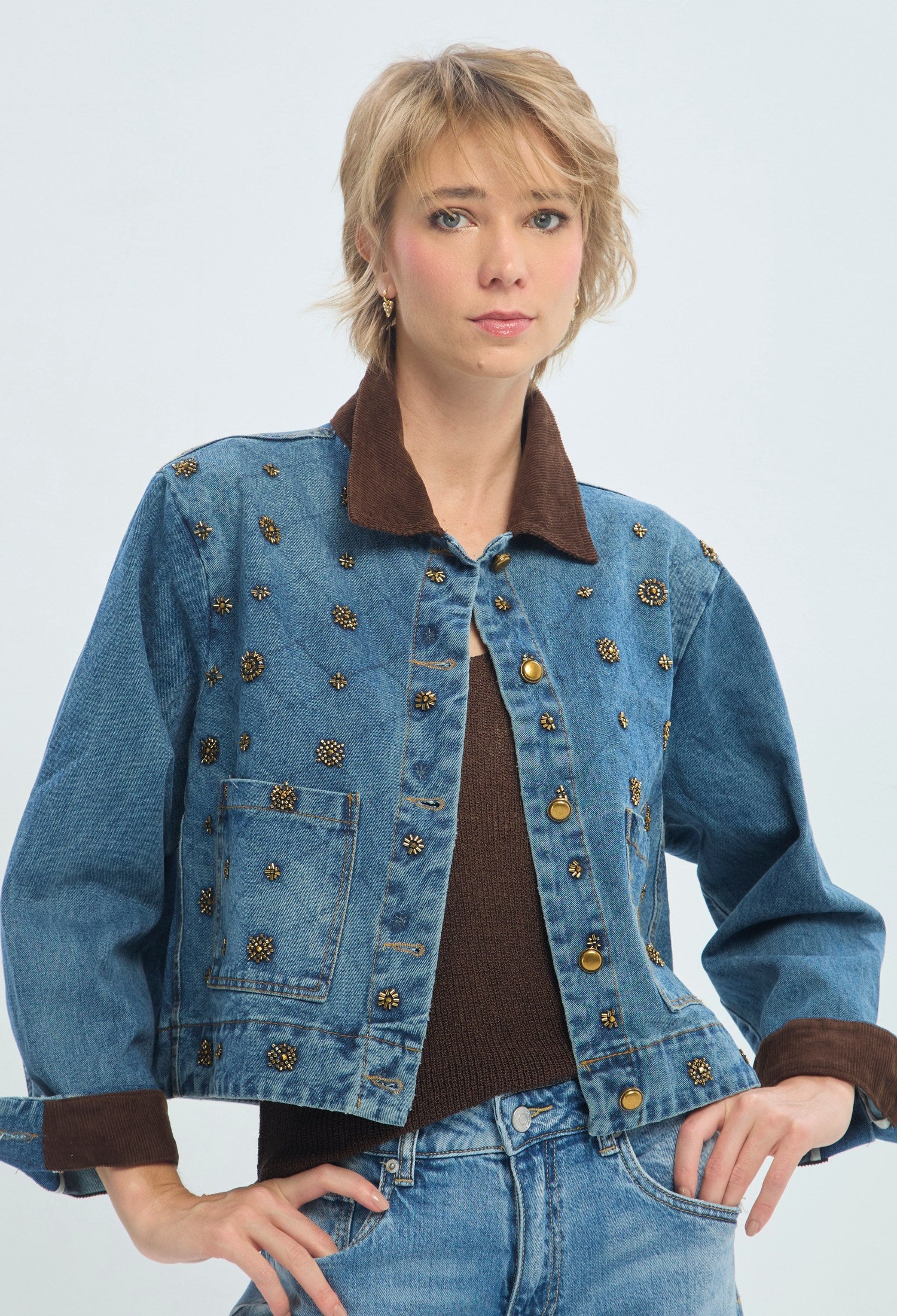 Chaqueta de jean corta azul con cuello en pana chocolate y apliques dorados BYBLA