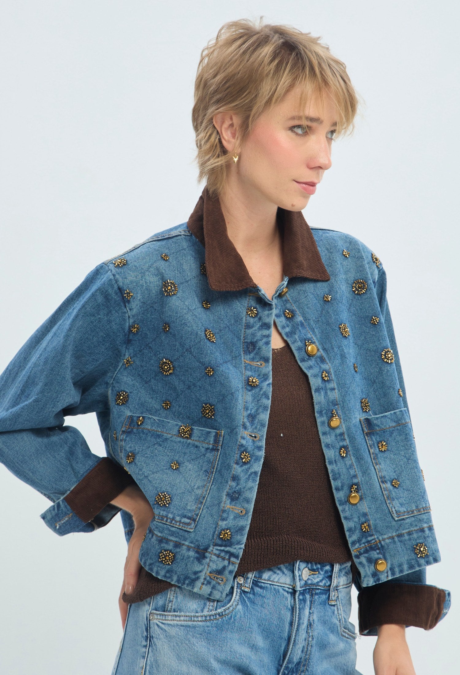 Chaqueta de jean corta azul con cuello en pana chocolate y apliques dorados BYBLA - vista 2
