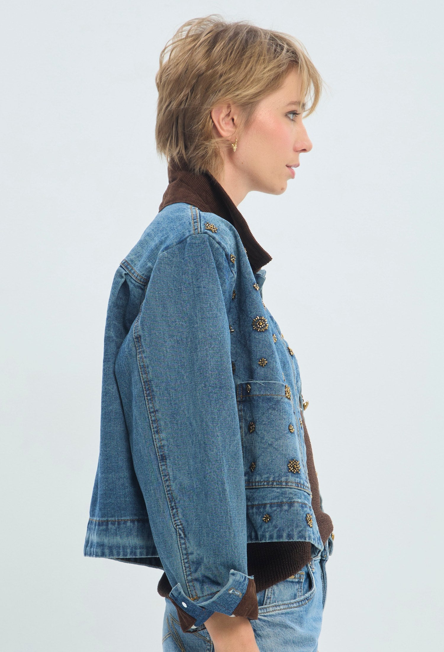Chaqueta de jean corta azul con cuello en pana chocolate y apliques dorados BYBLA - vista 3