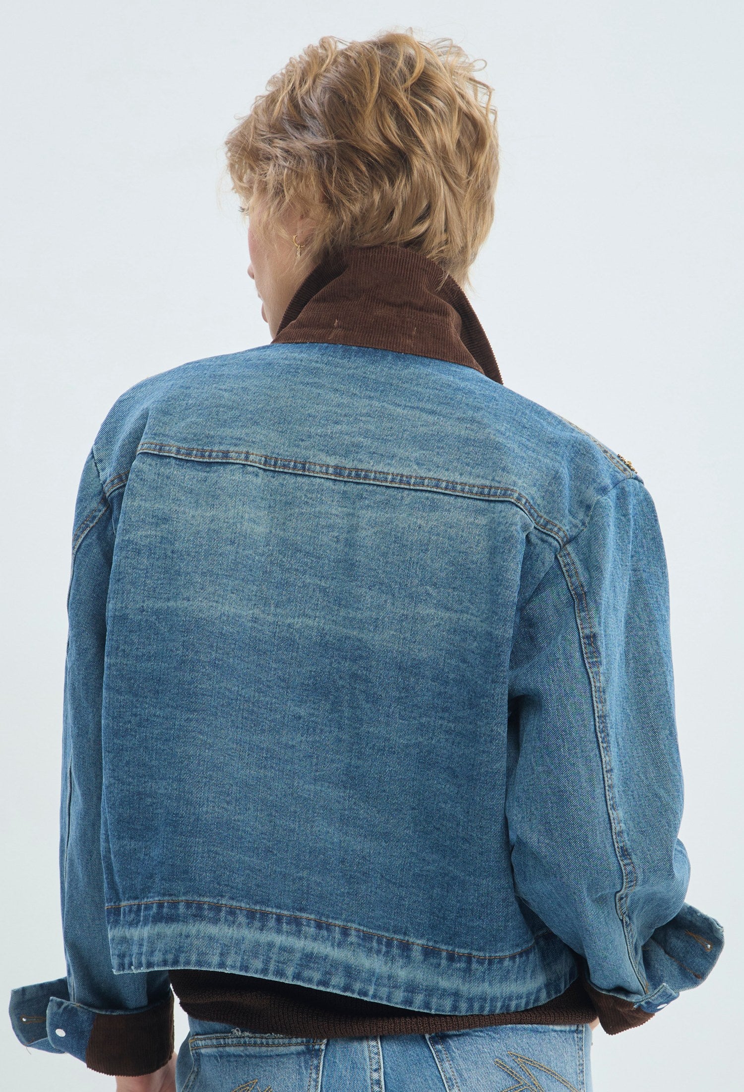 Chaqueta de jean corta azul con cuello en pana chocolate y apliques dorados BYBLA - vista 5