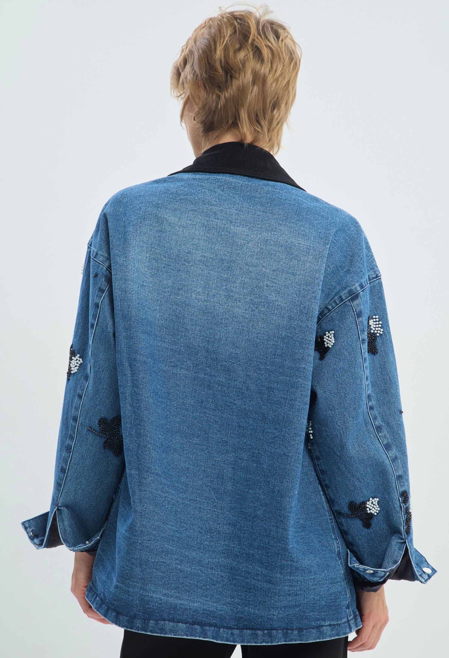 Chaqueta de jean azul oversize con cuello en pana negra y flores en pedrería BYBLA - vista 3
