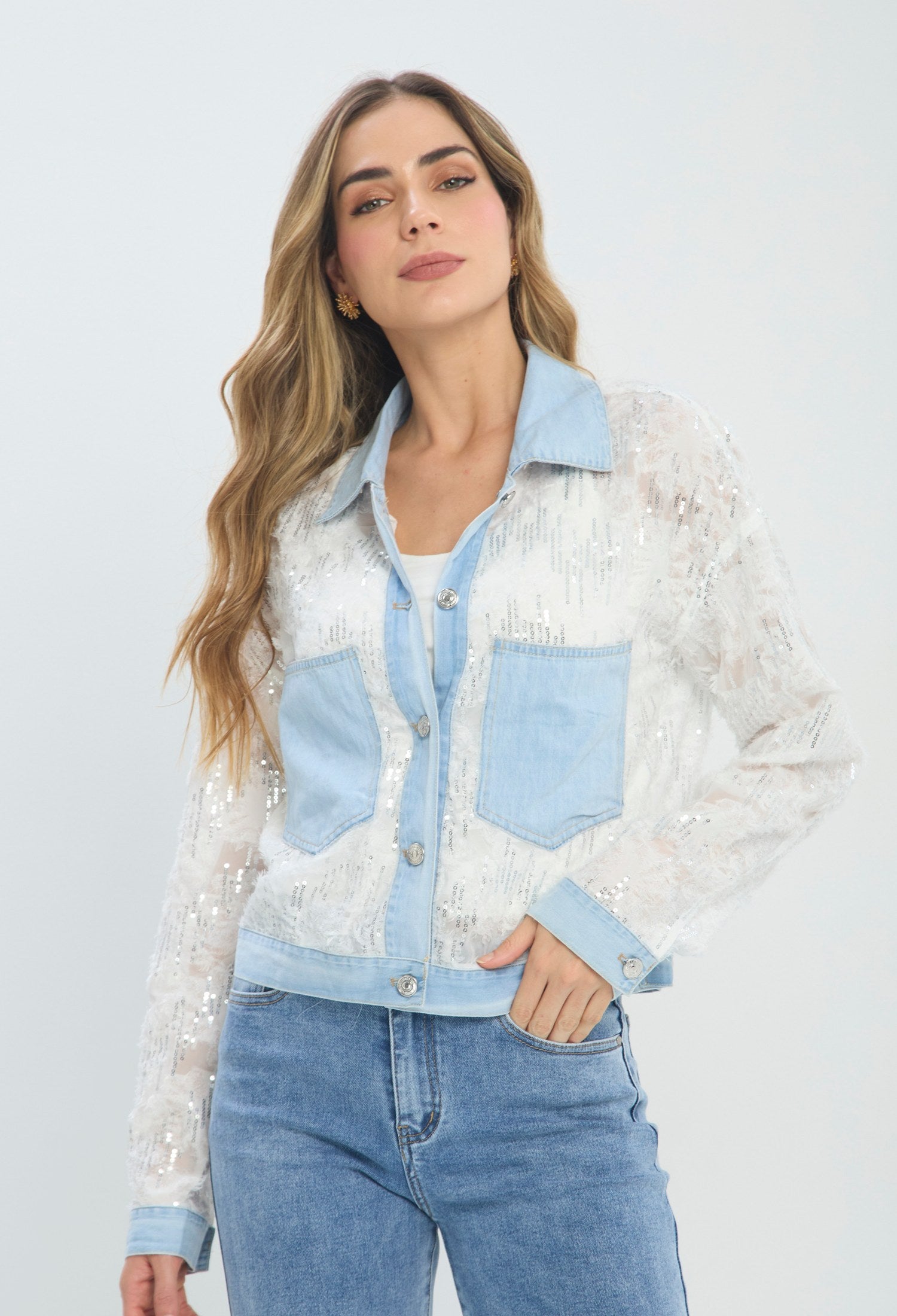 Chaqueta blanca corta con lentejuelas y bolsillos azules en denim