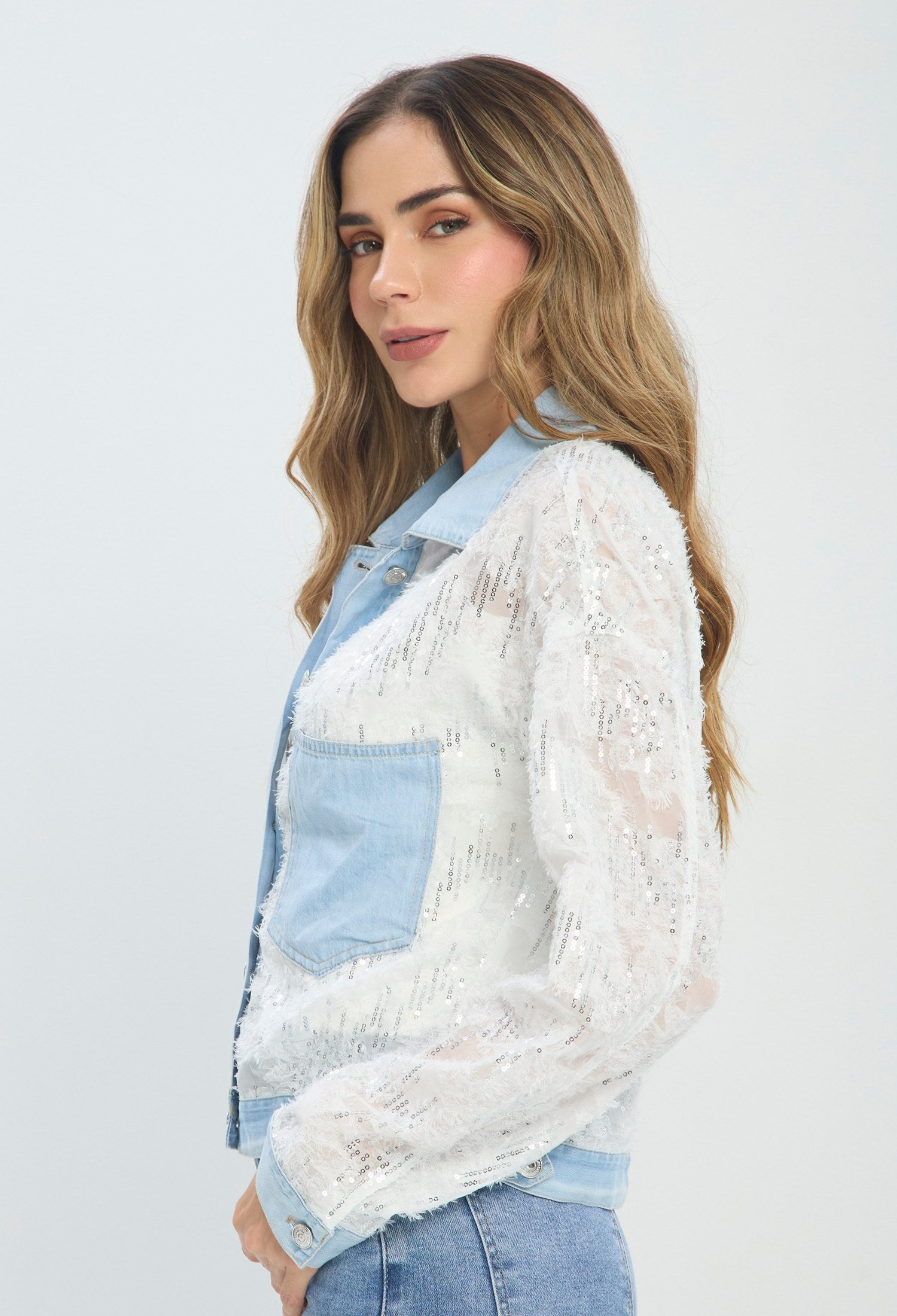 Chaqueta blanca corta con lentejuelas y bolsillos azules en denim - vista 2