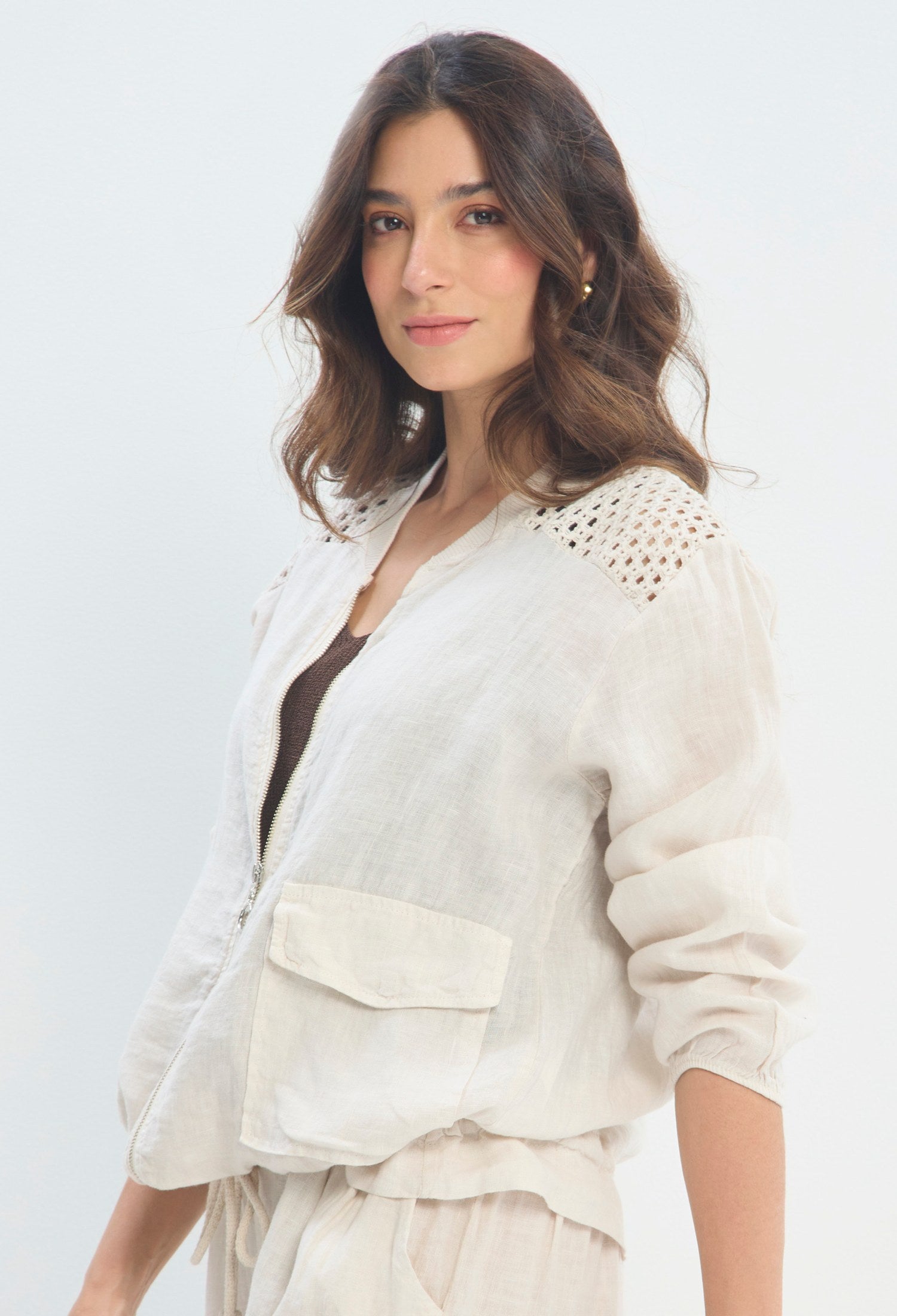 Chaqueta Lino Crochet Bolsillos beige arena BYBLA - vista 3